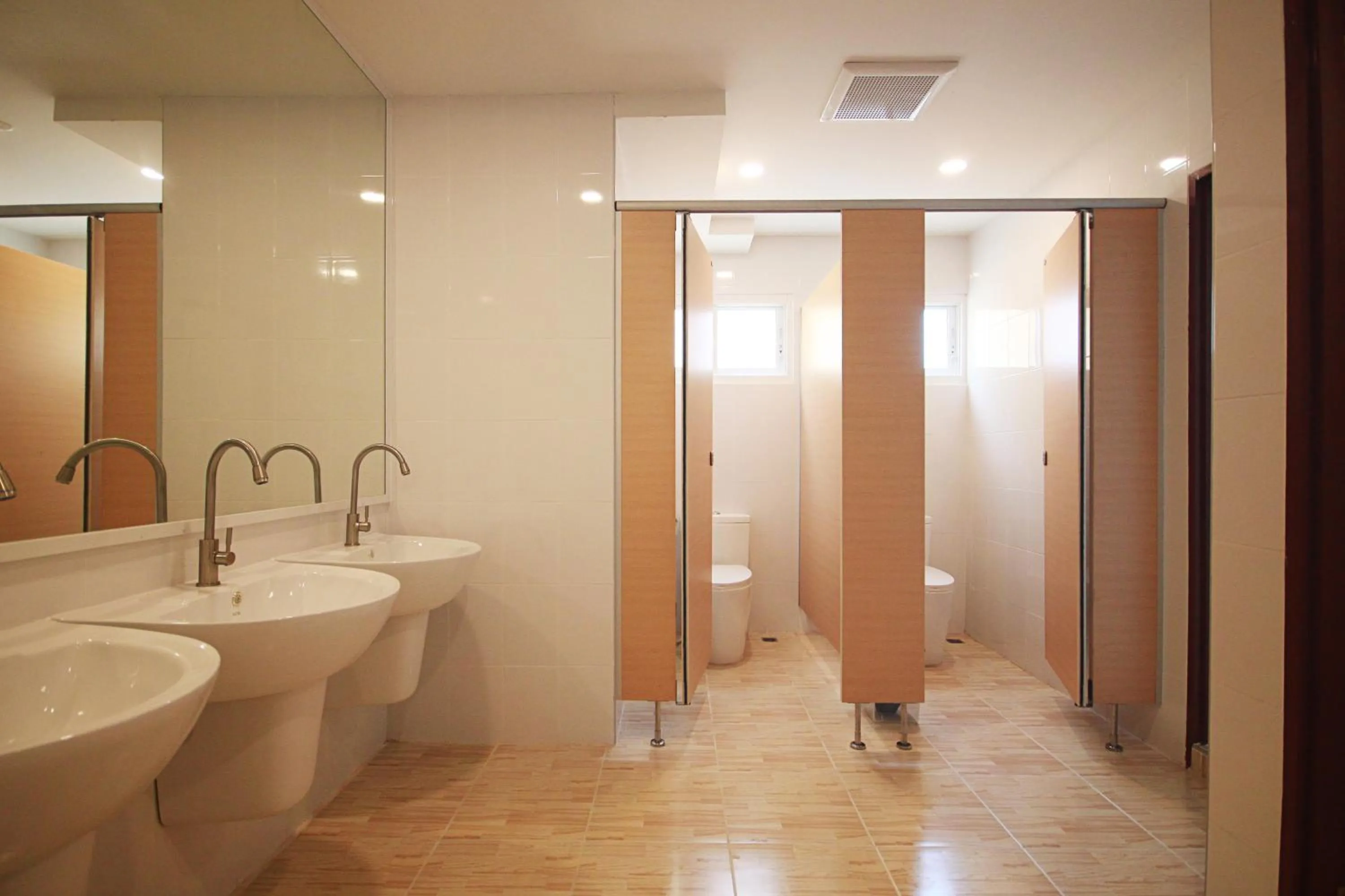 Shower in Happy Hostel