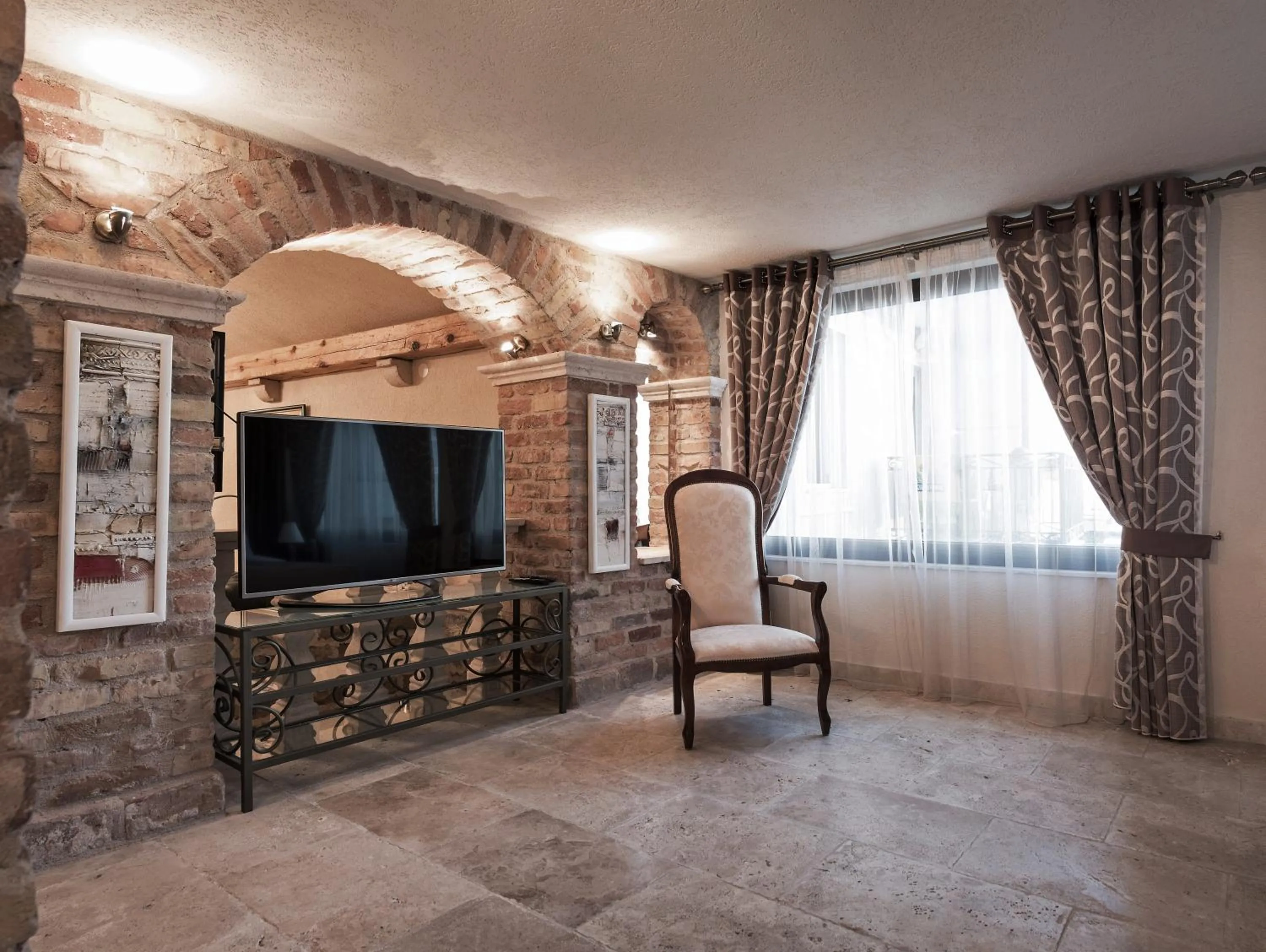 Communal lounge/ TV room in Hotel Azimut