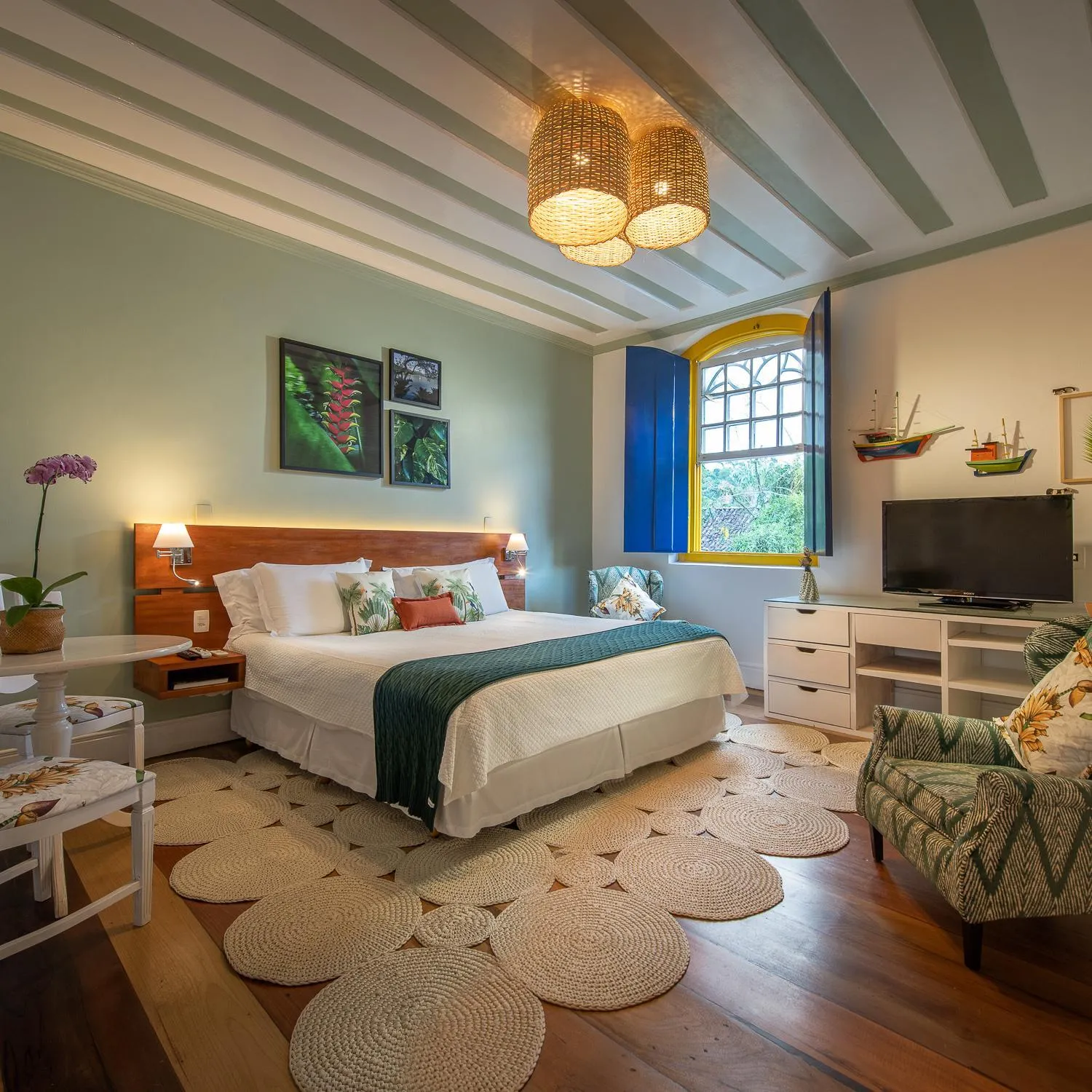 TV and multimedia, Bed in Sandi Hotel