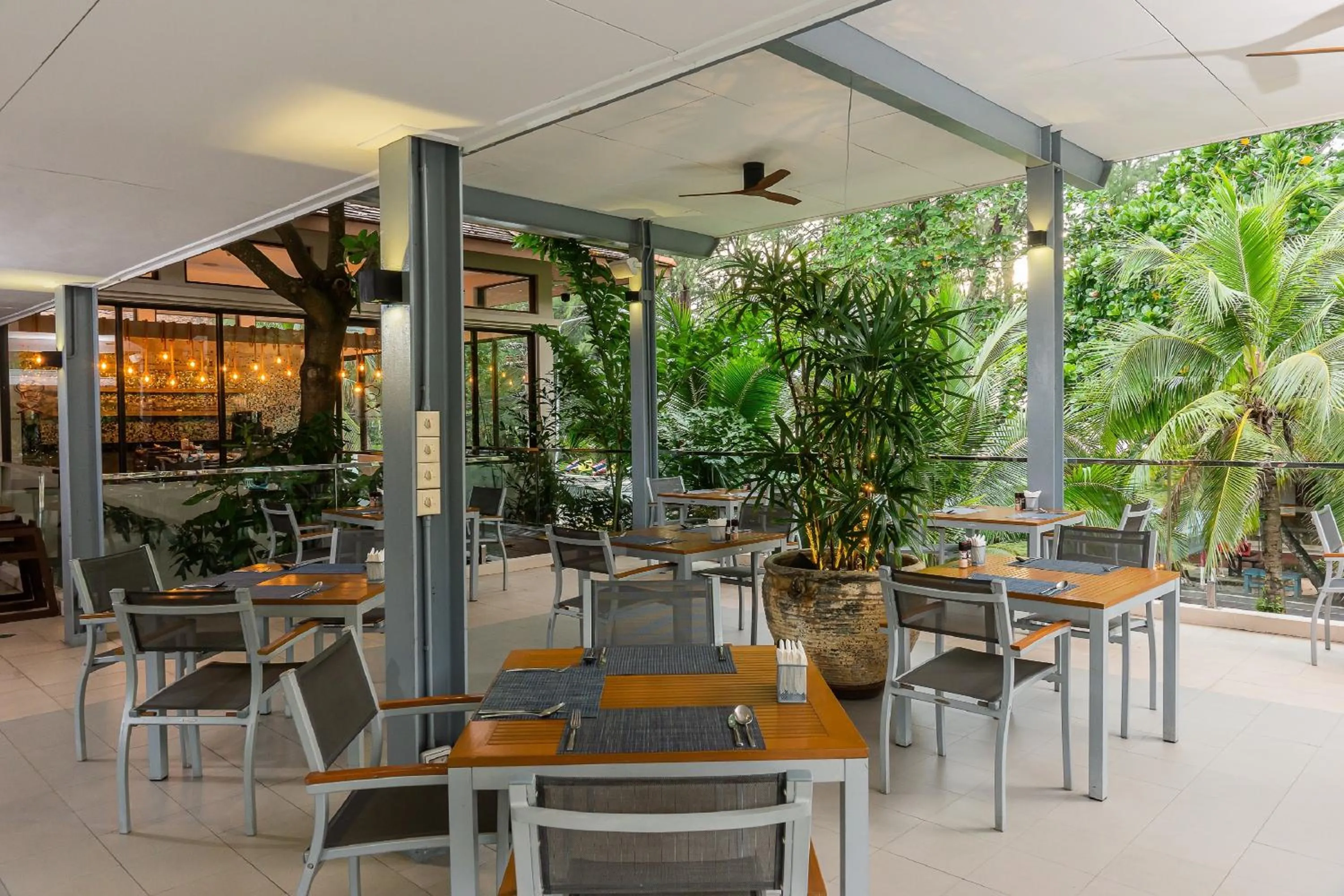 Restaurant/places to eat in Dewa Phuket Resort & Villas