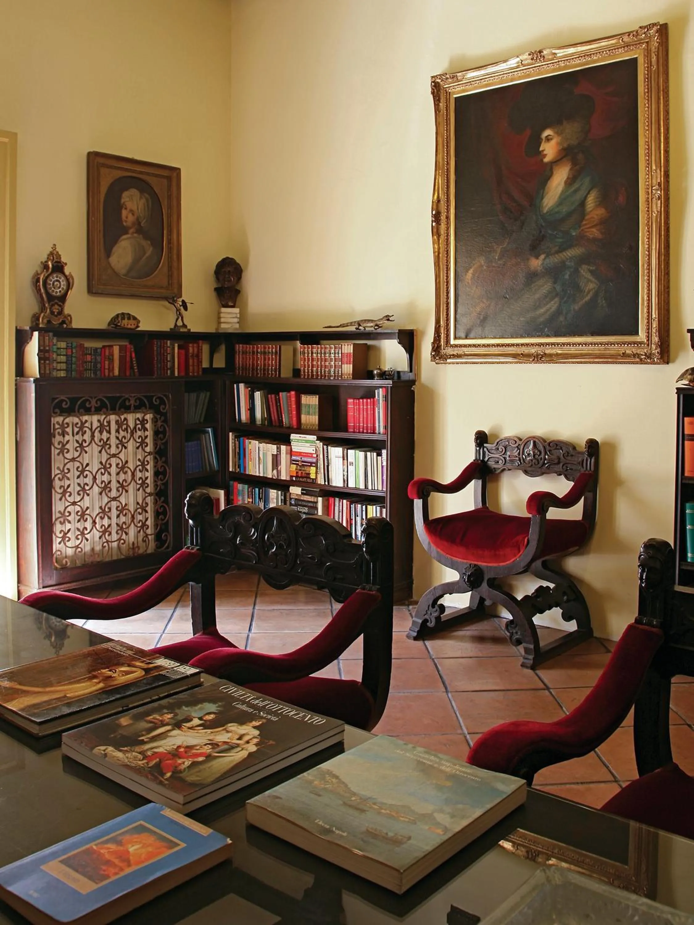 Library in B&B Luna Caprese