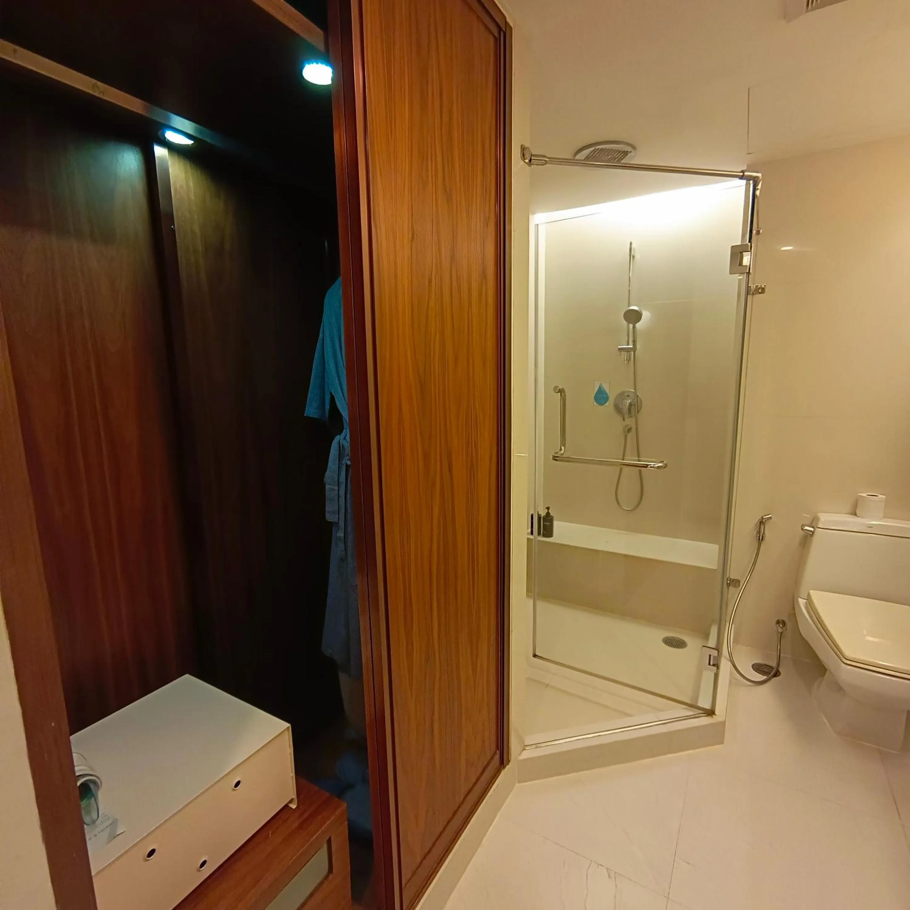 Shower in Sacha's Hotel Uno