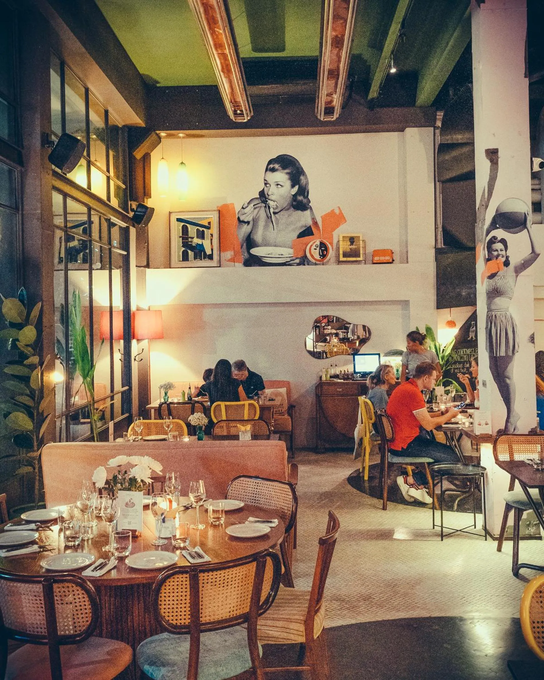 Restaurant/places to eat in Sacha's Hotel Uno