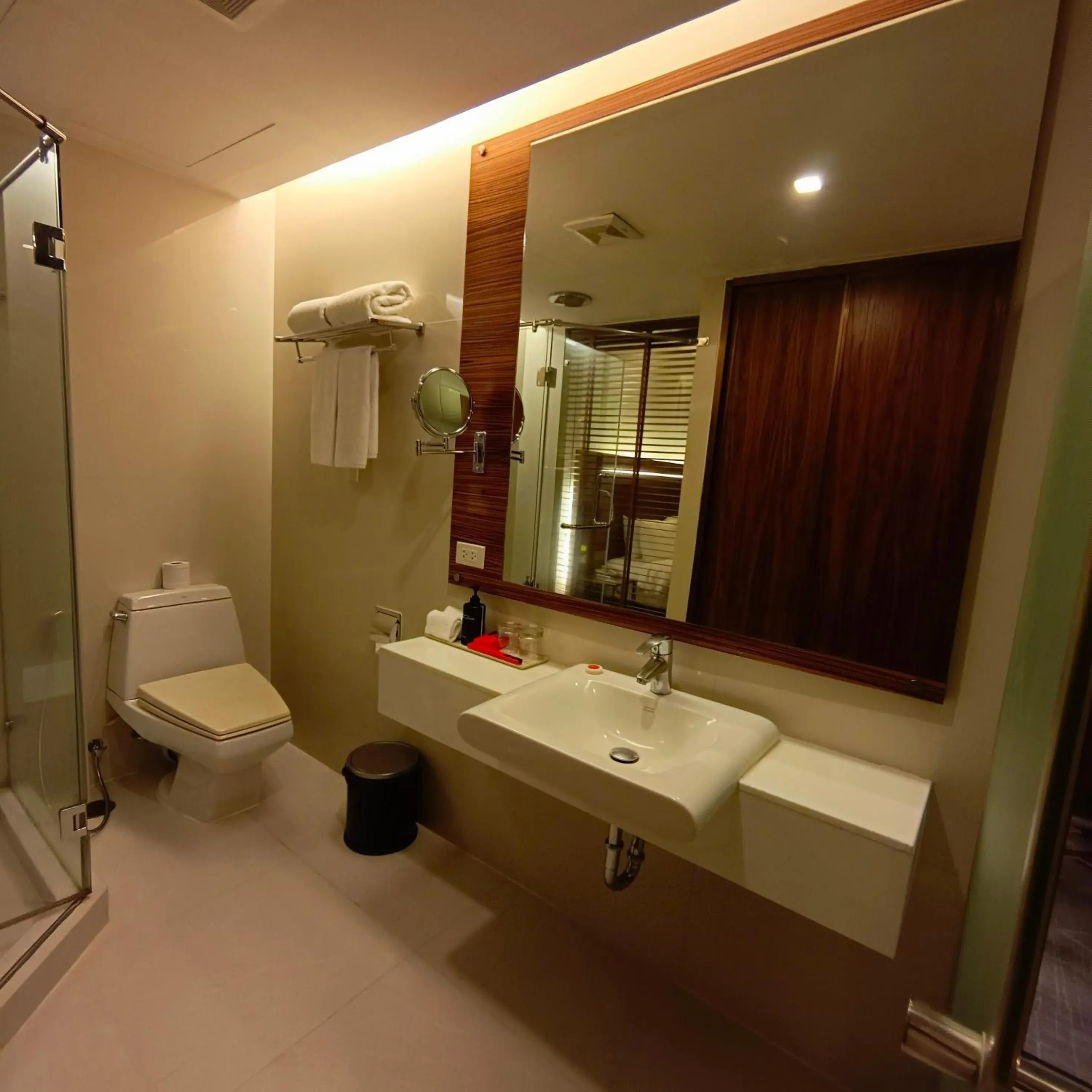 Shower in Sacha's Hotel Uno Shower in Sacha's Hotel Uno