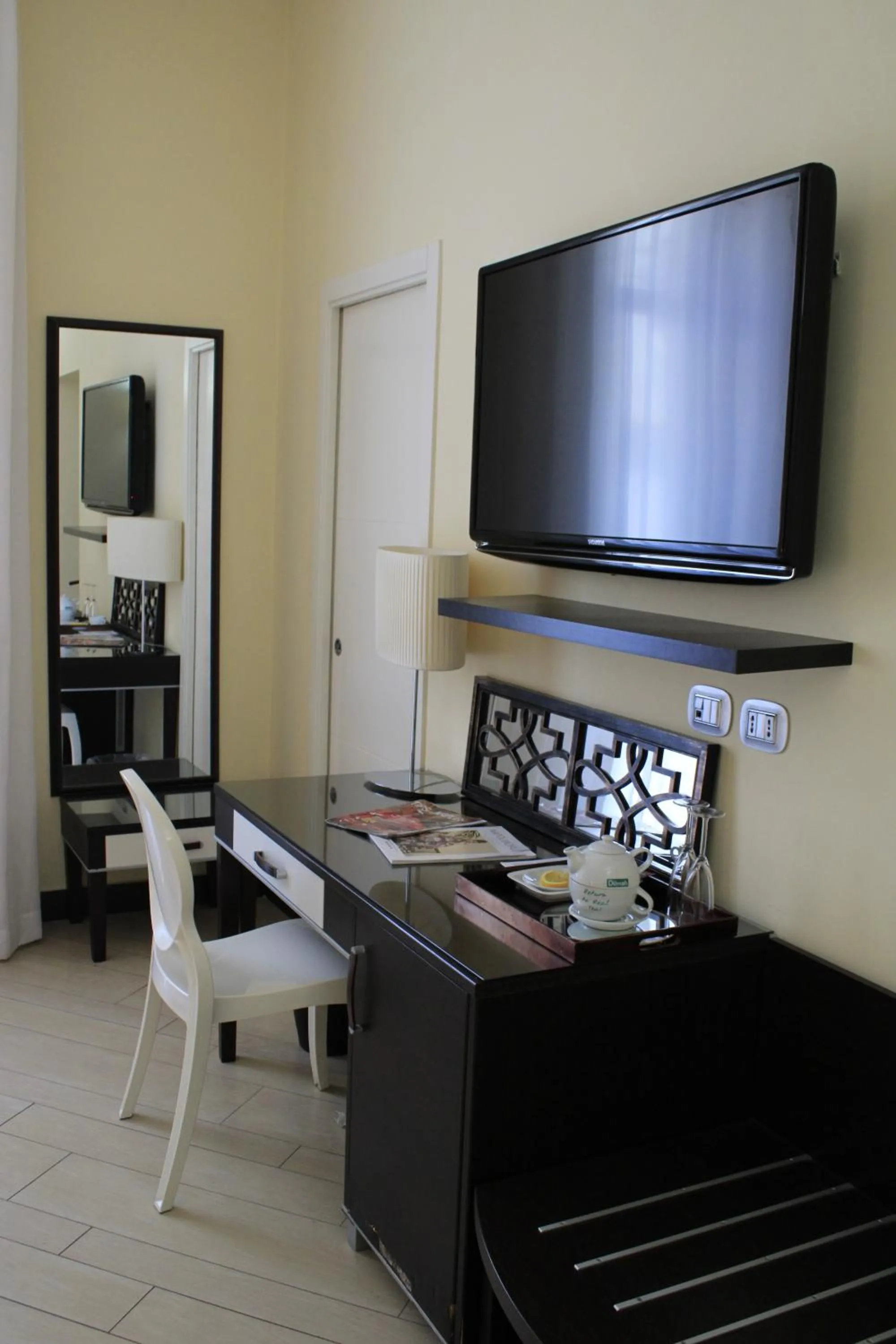 hair dresser, TV/Entertainment Center in Hotel Ferdinando II