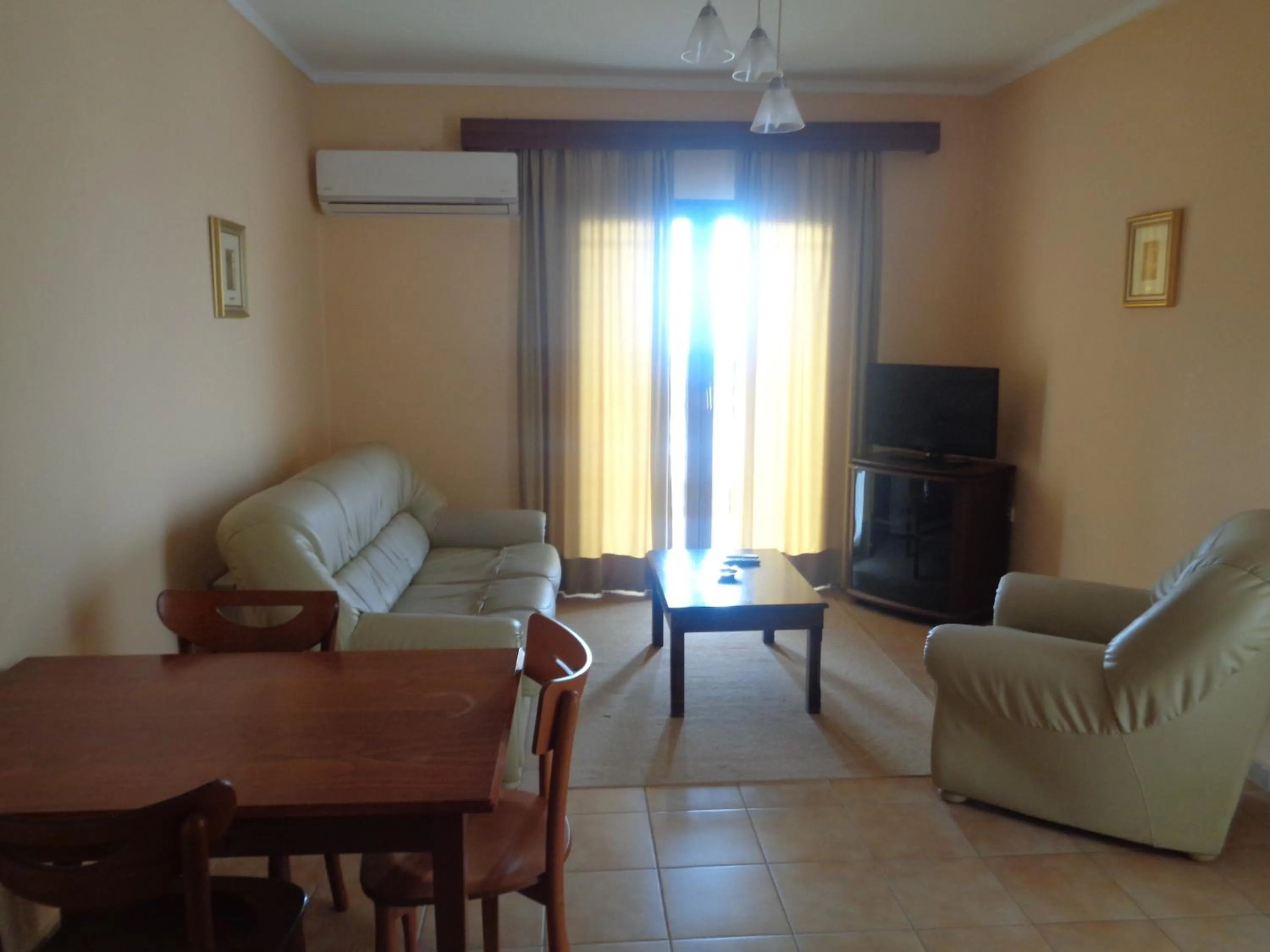 Day in Bell Air Hotel