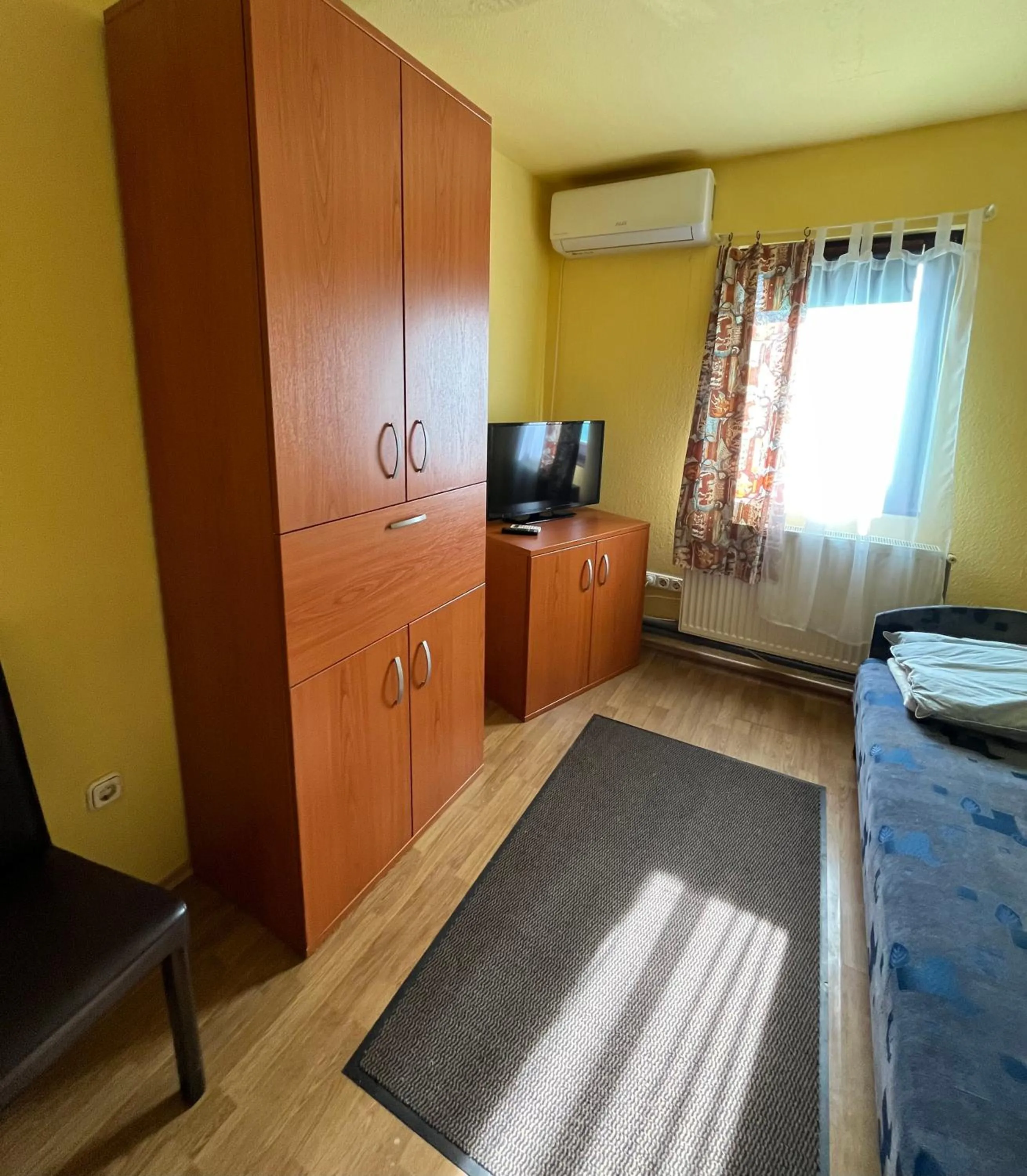 TV and multimedia, Bed in Williams Village Bowling & Country Club