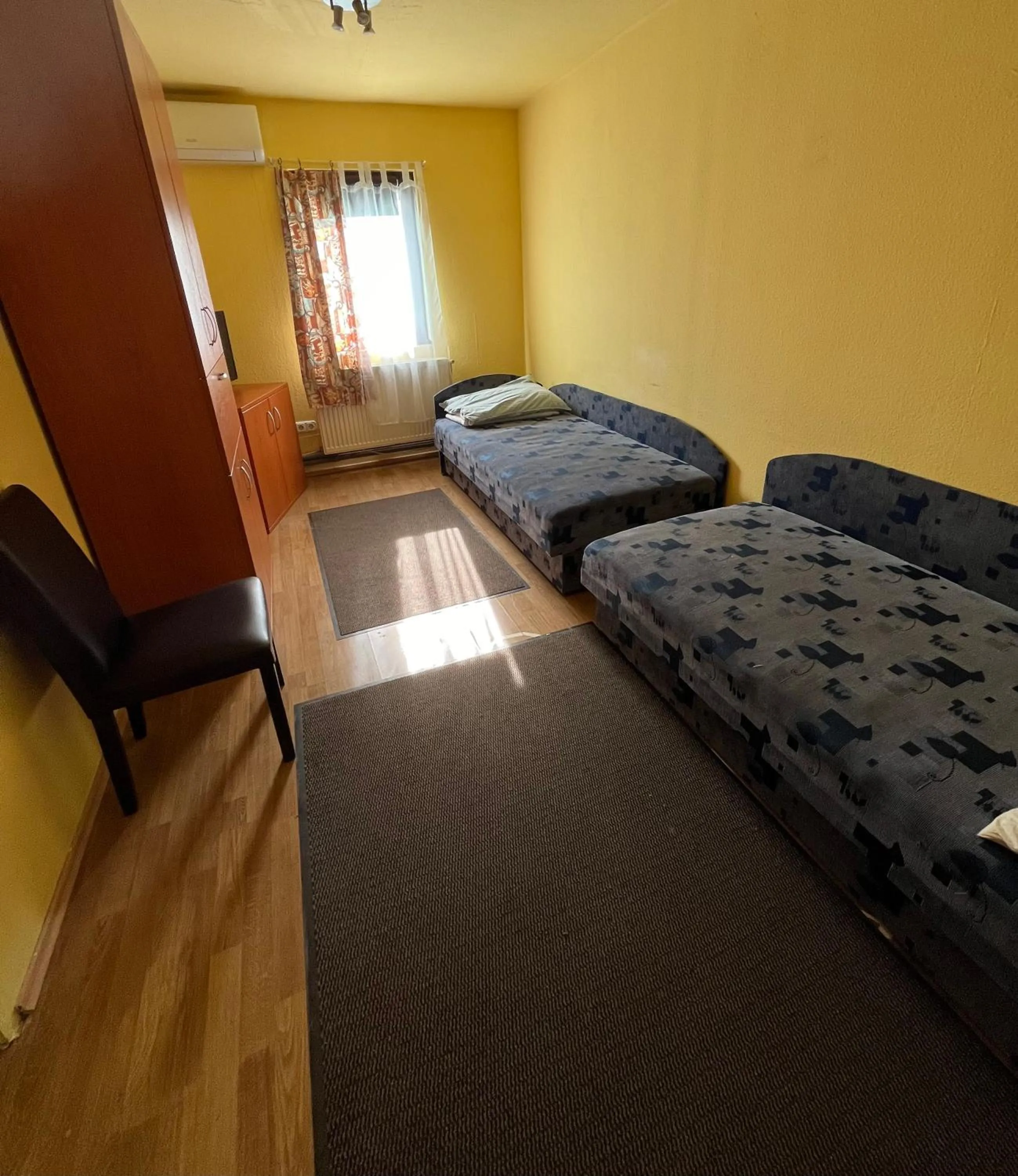 Photo of the whole room, Bed in Williams Village Bowling & Country Club