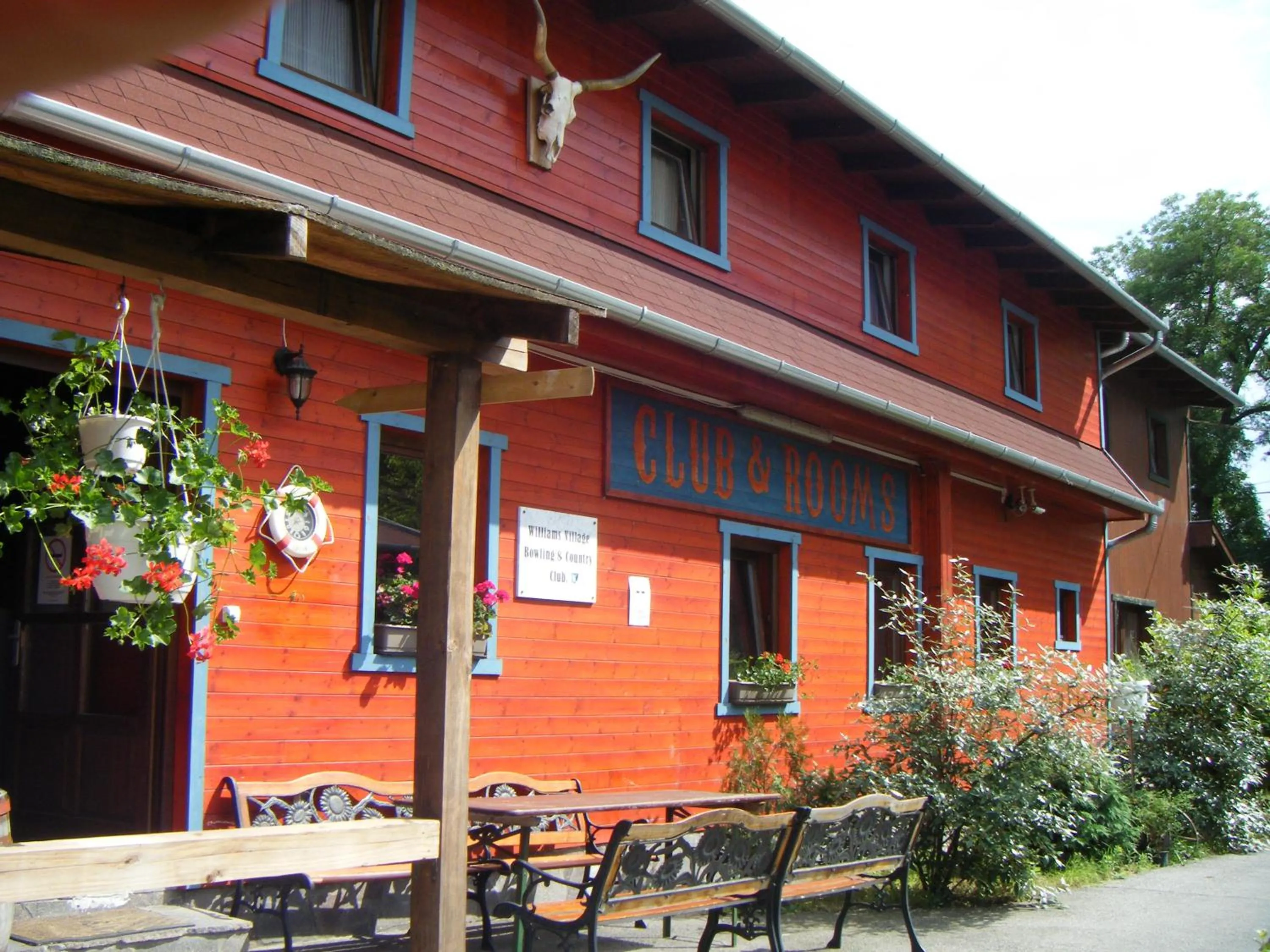 Facade/entrance in Williams Village Bowling & Country Club