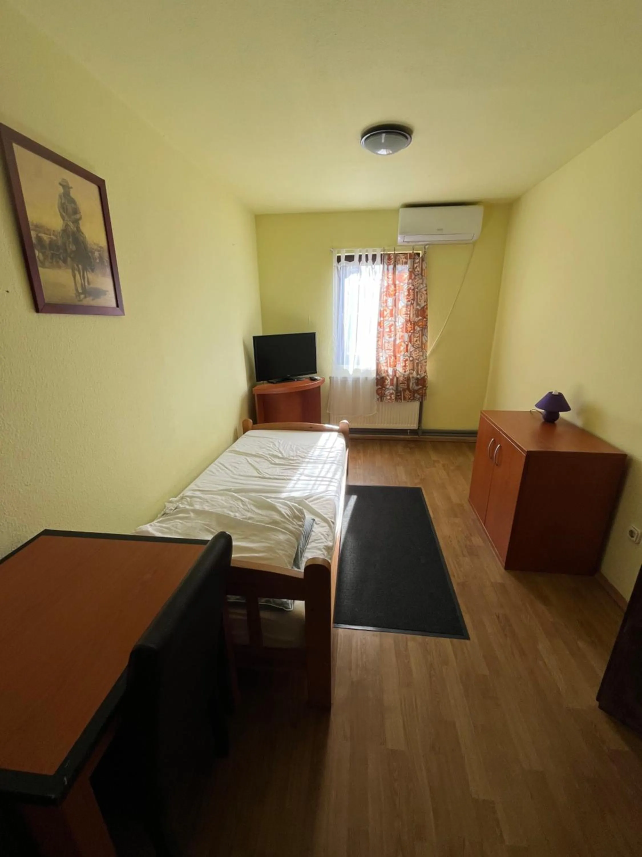 Photo of the whole room, Bed in Williams Village Bowling & Country Club