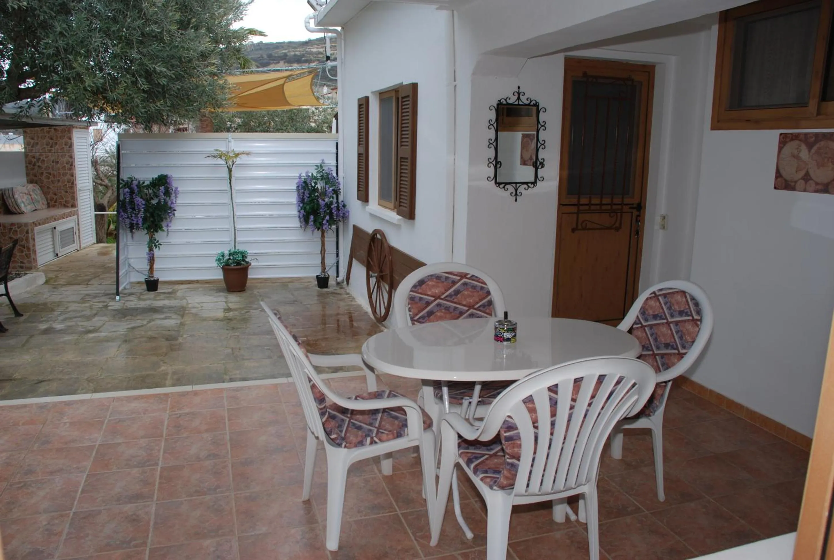 Kanarinis House
