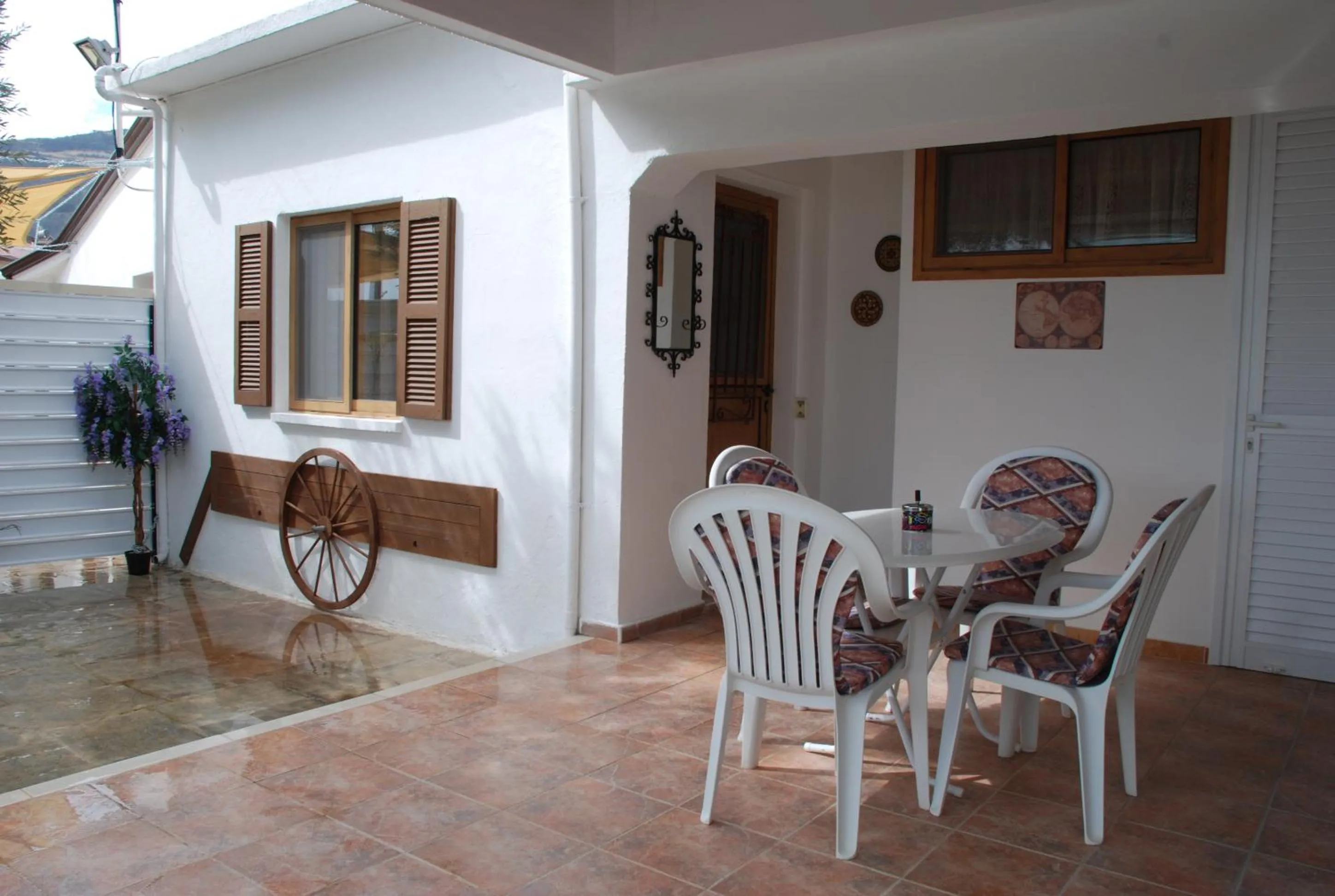 Kanarinis House