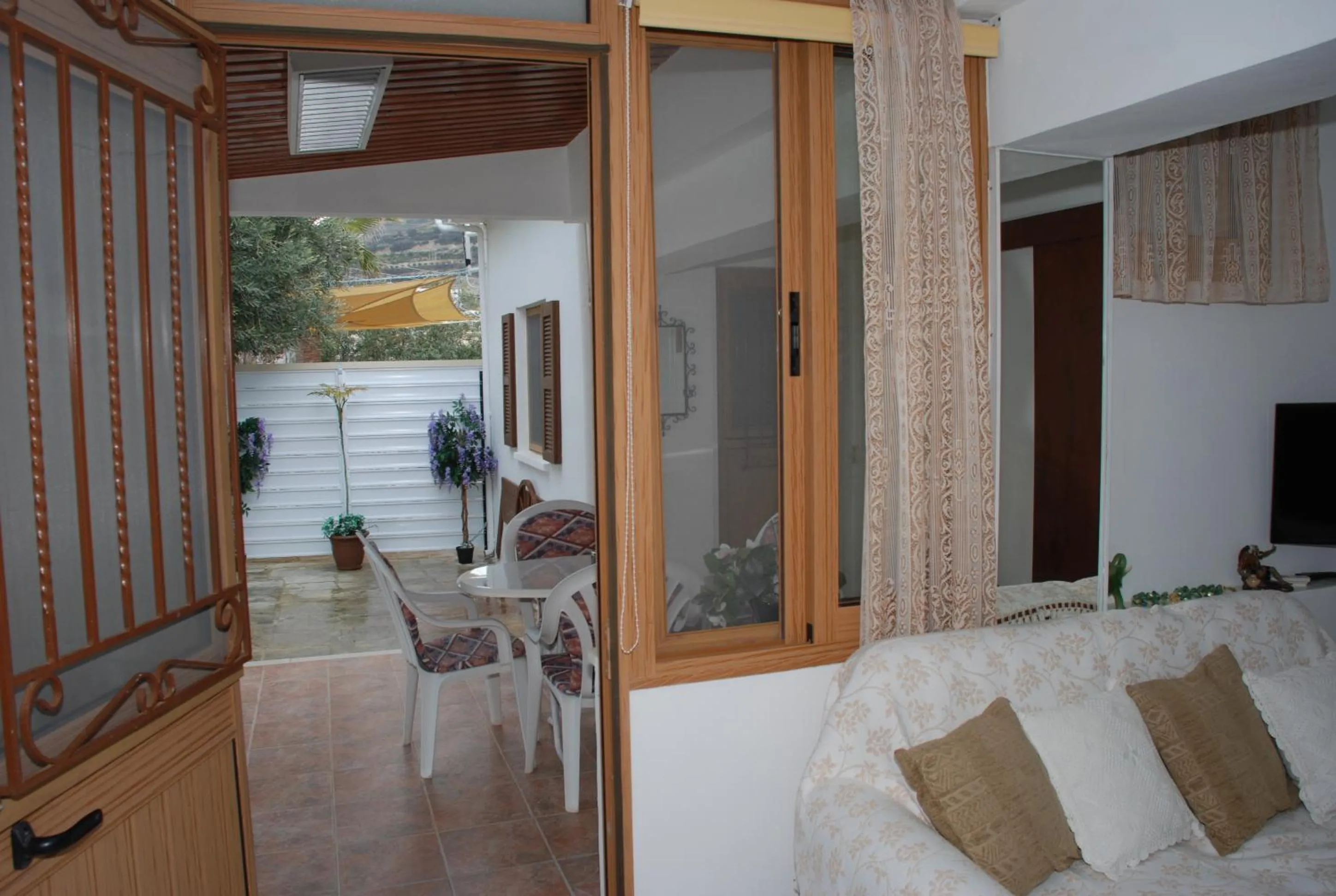 Kanarinis House