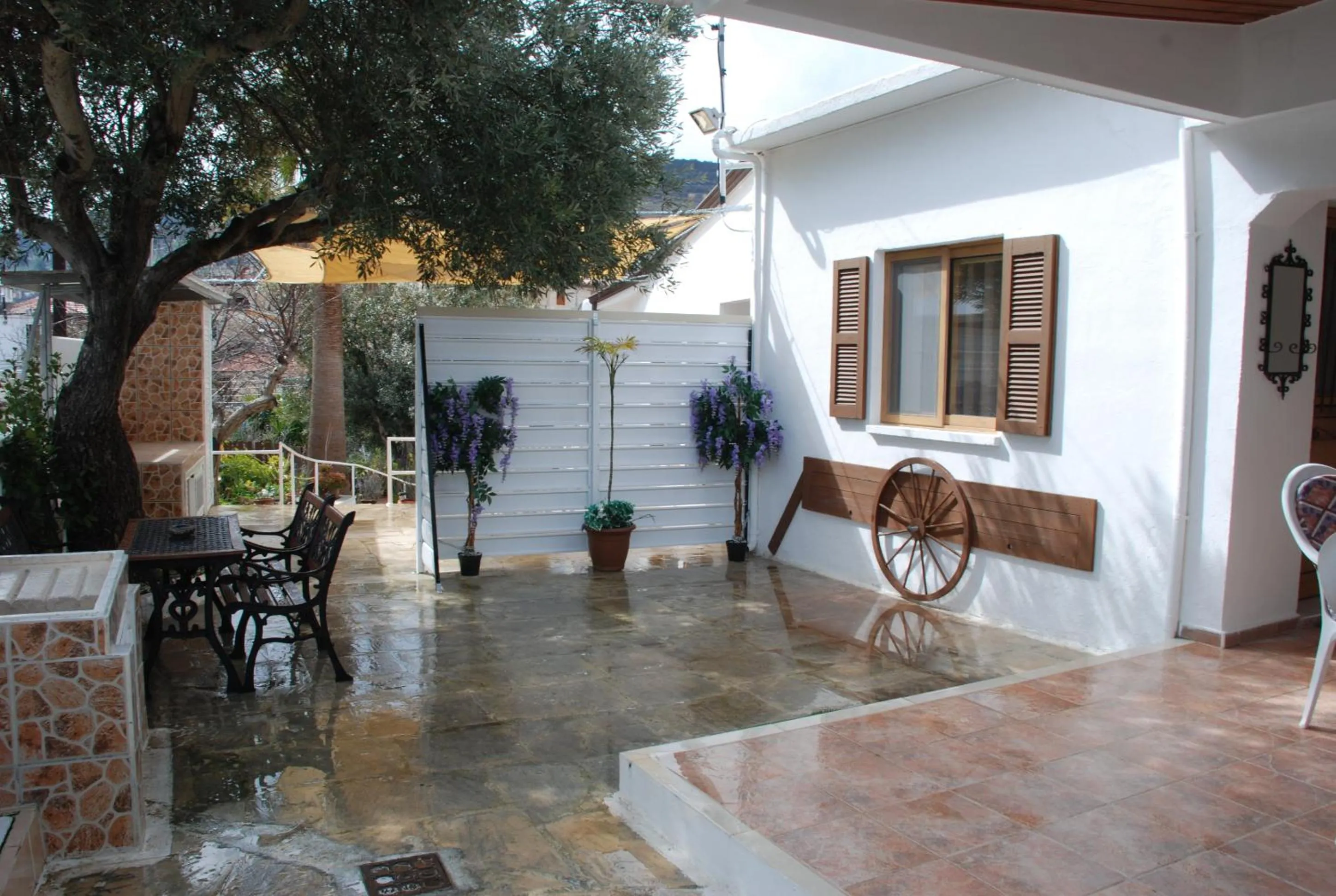 Kanarinis House