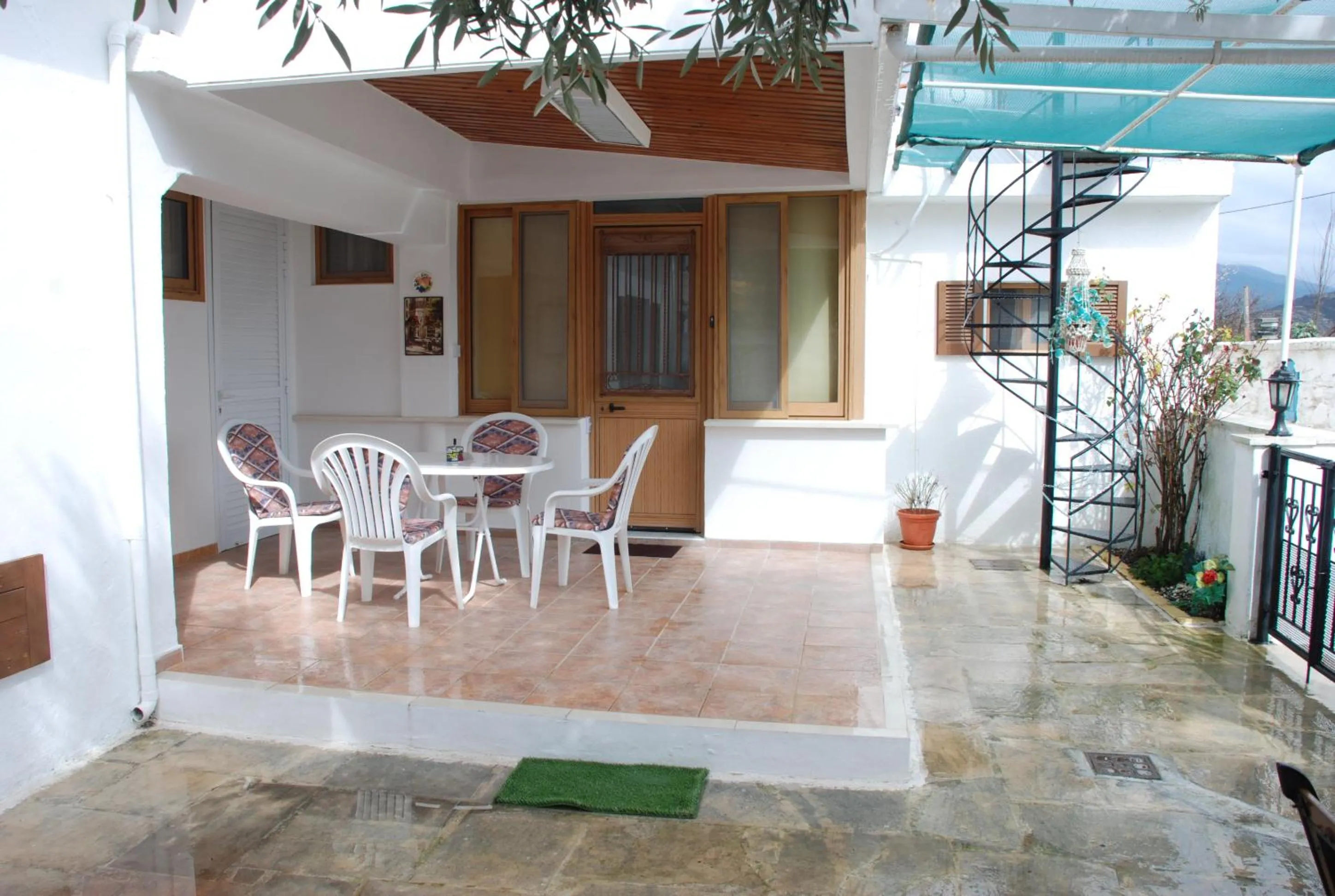 Kanarinis House