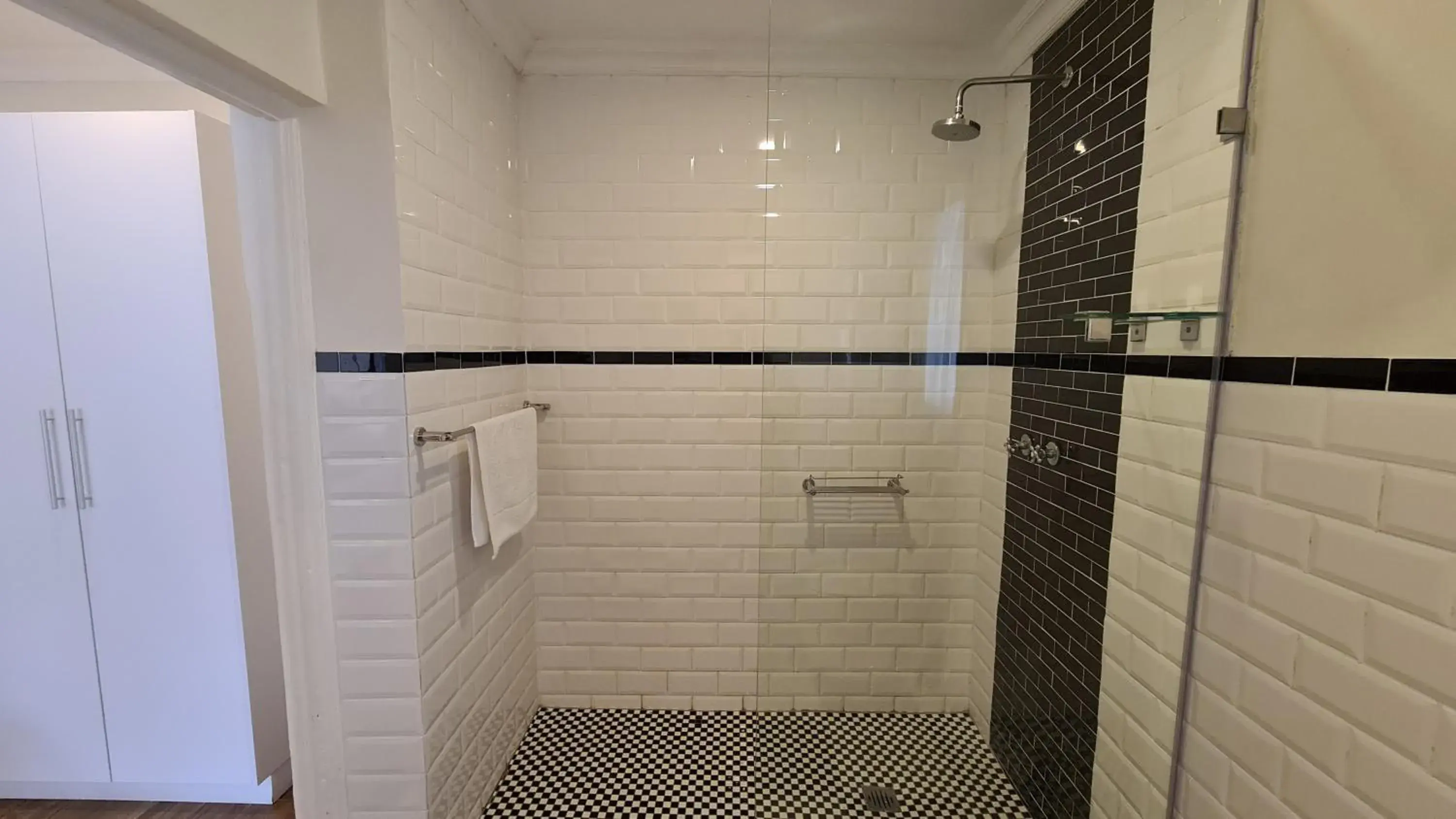 Deluxe Double Room (2 Adults + 1 Child) in Hathaway Guest House Deluxe Double Room (2 Adults + 1 Child) in Hathaway Guest House