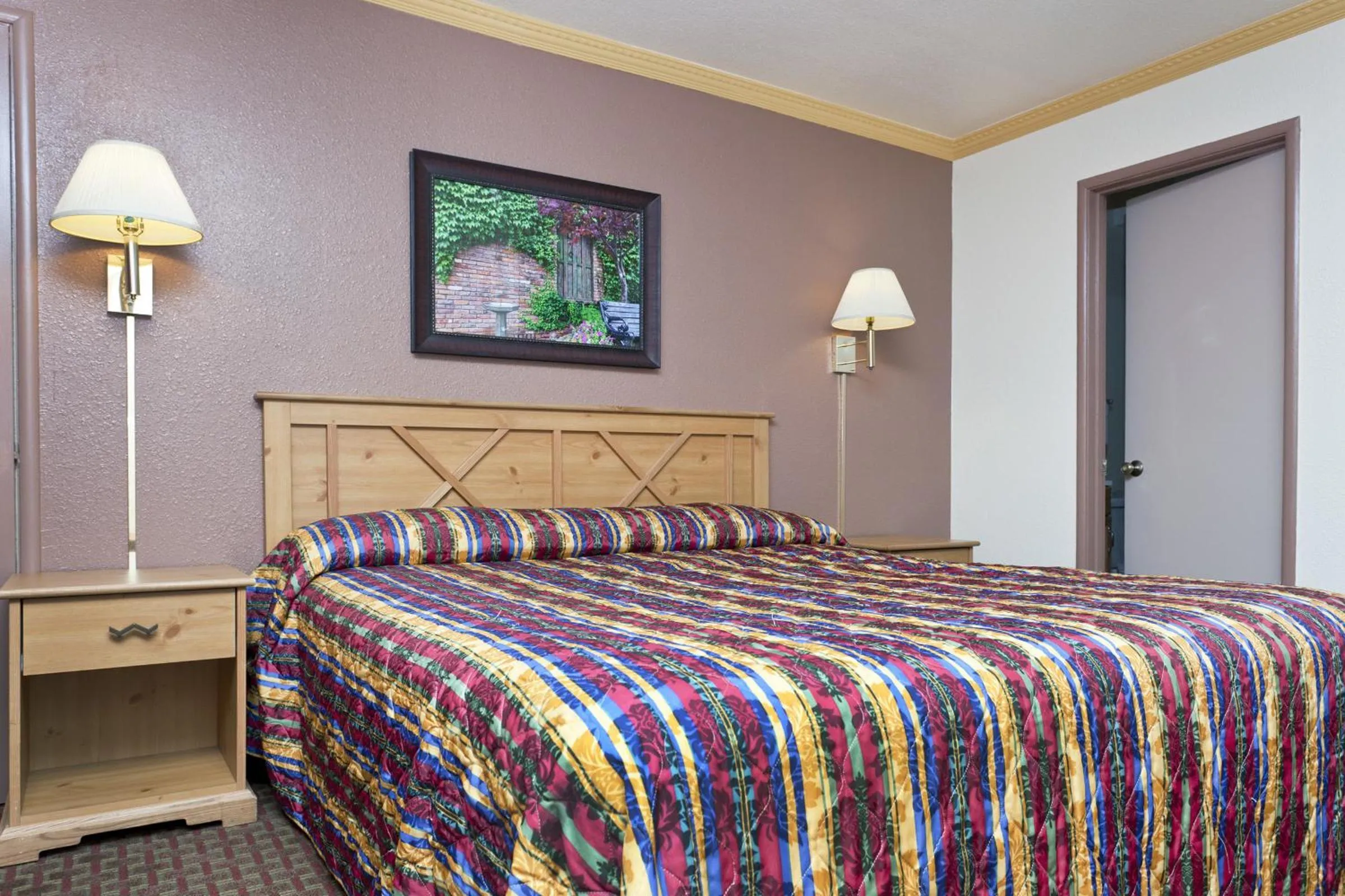Bedroom, Bed in National 9 Inn - Placerville