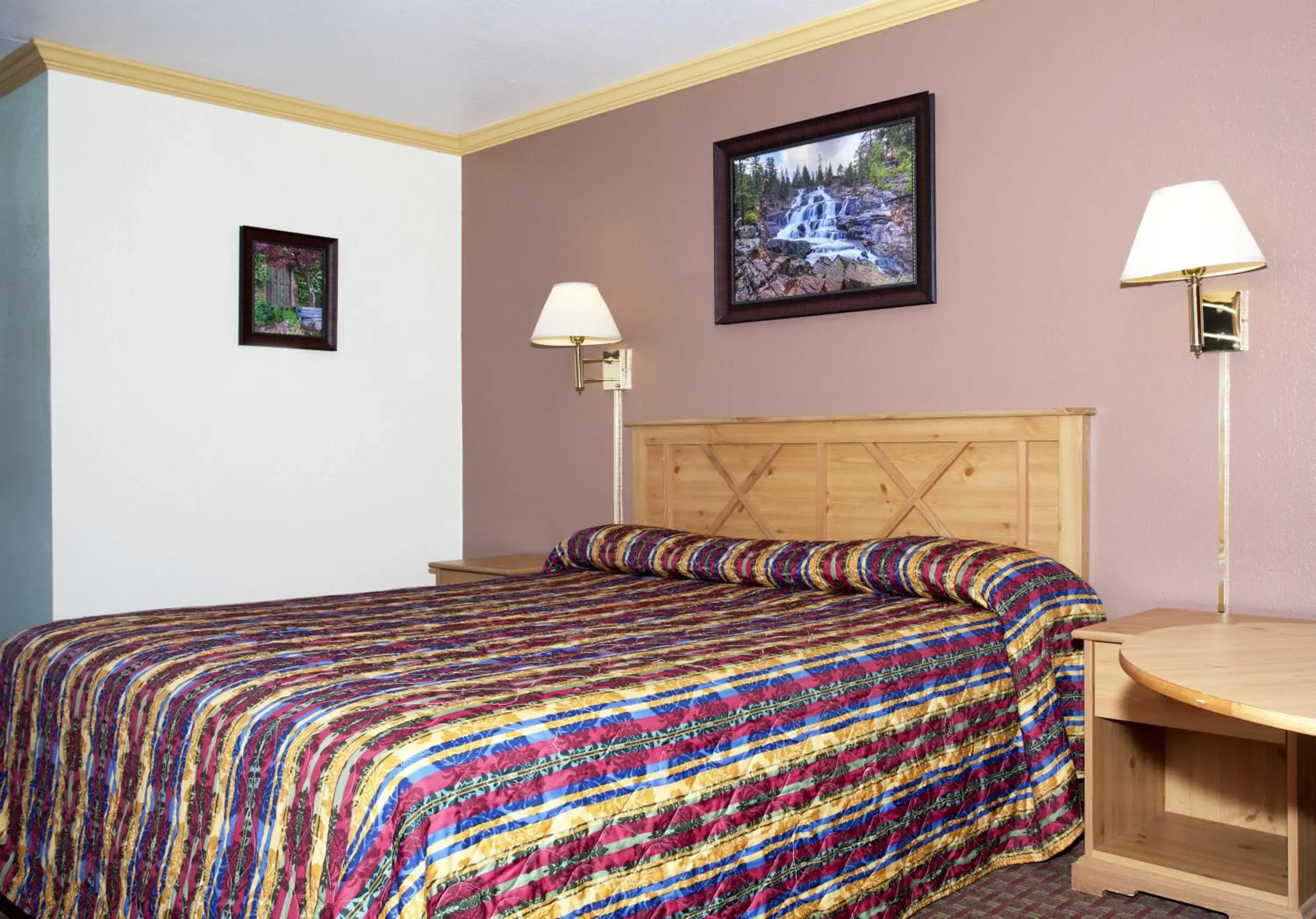 King Room in National 9 Inn - Placerville King Room in National 9 Inn - Placerville