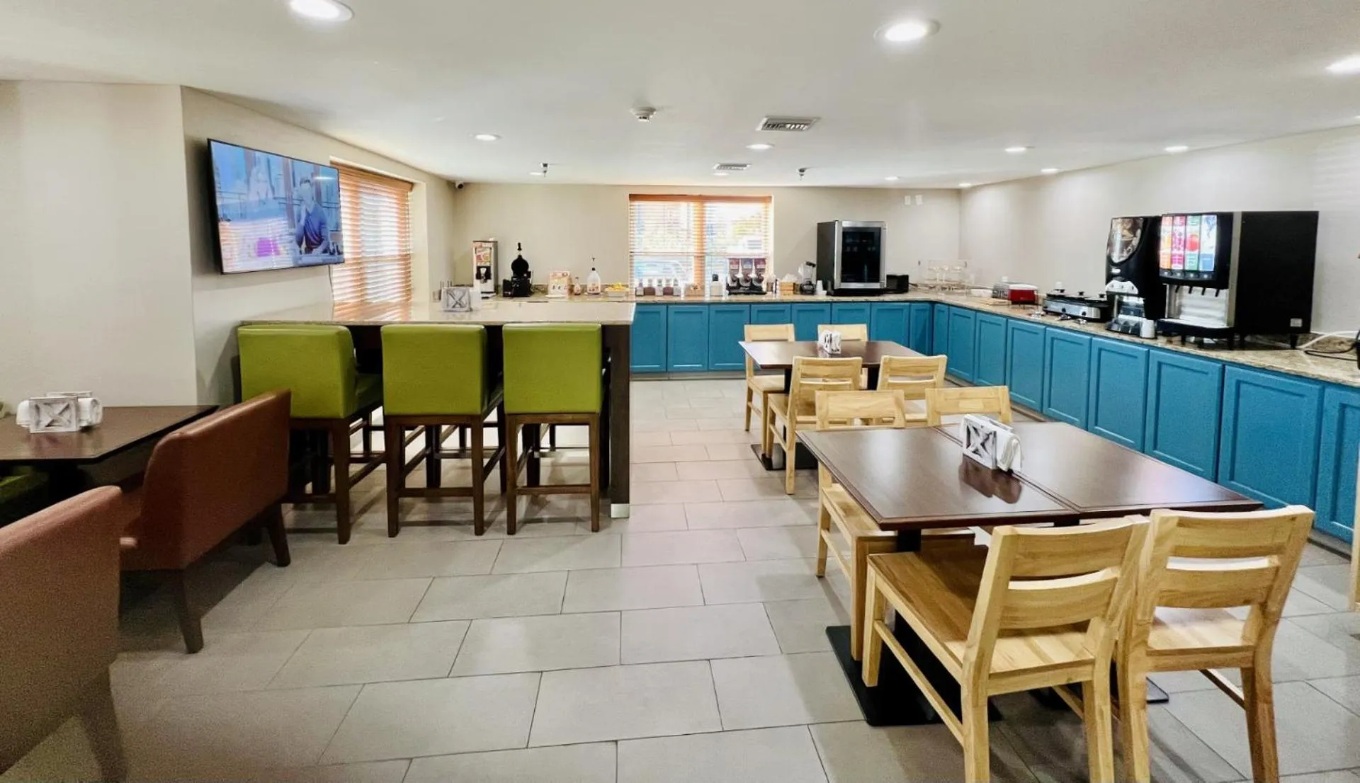 Breakfast in Country Inn & Suites by Radisson, Panama City, FL