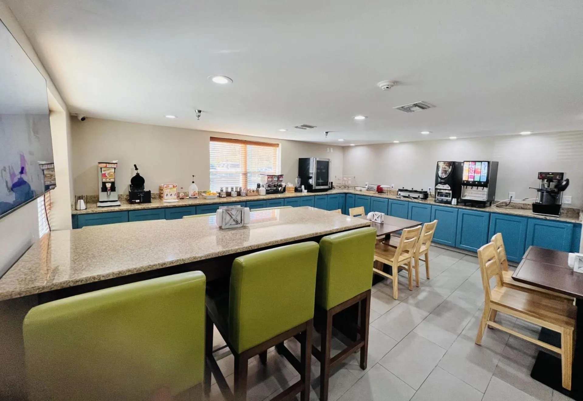 Breakfast in Country Inn & Suites by Radisson, Panama City, FL