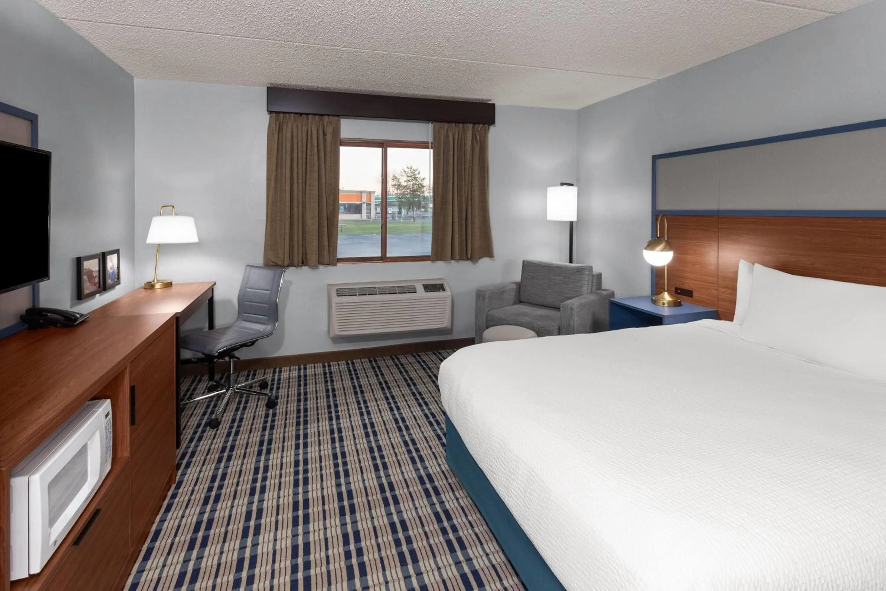 Photo of the whole room, Bed in AmericInn by Wyndham Green Bay West