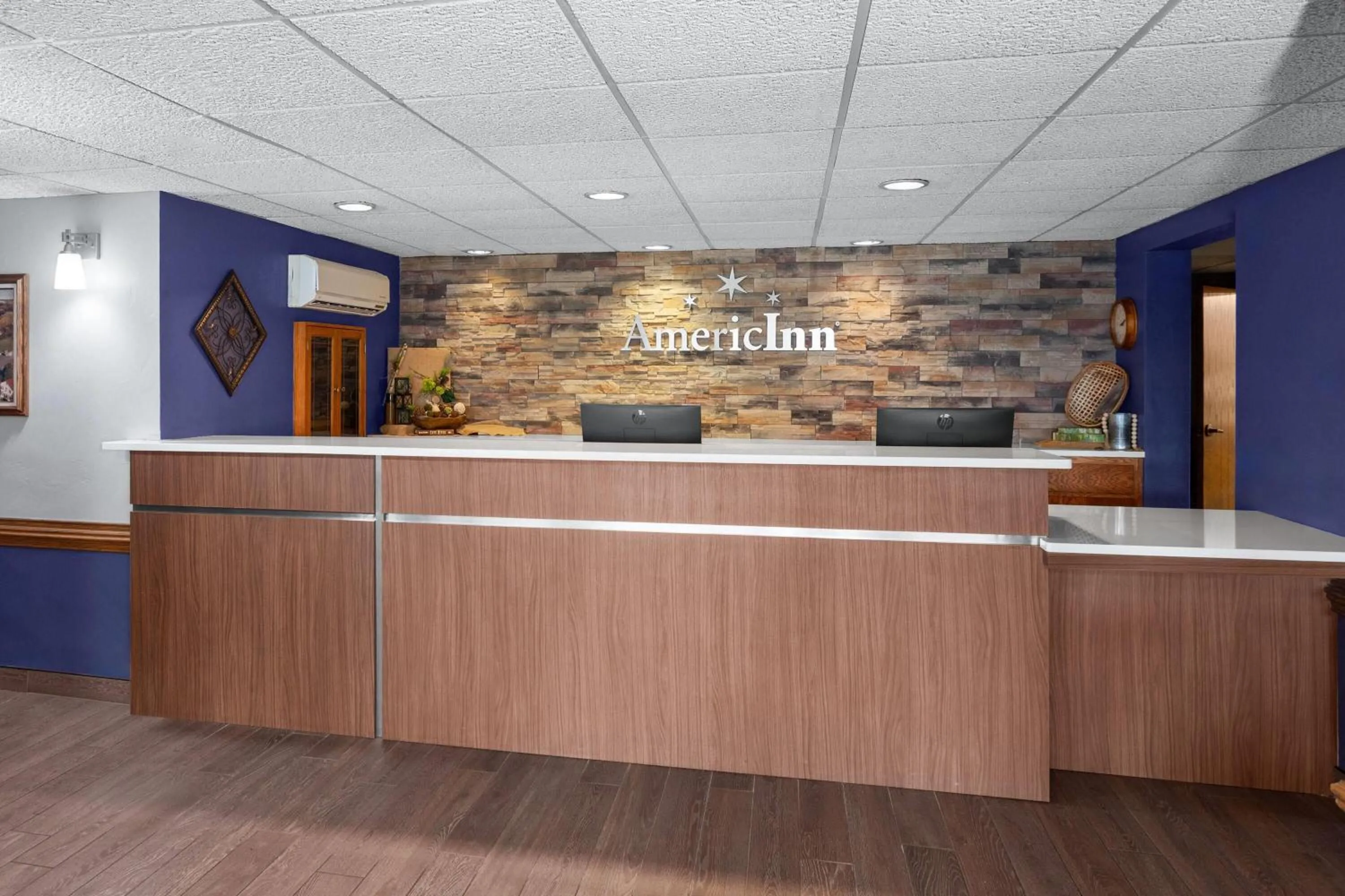 Lobby or reception in AmericInn by Wyndham Green Bay West