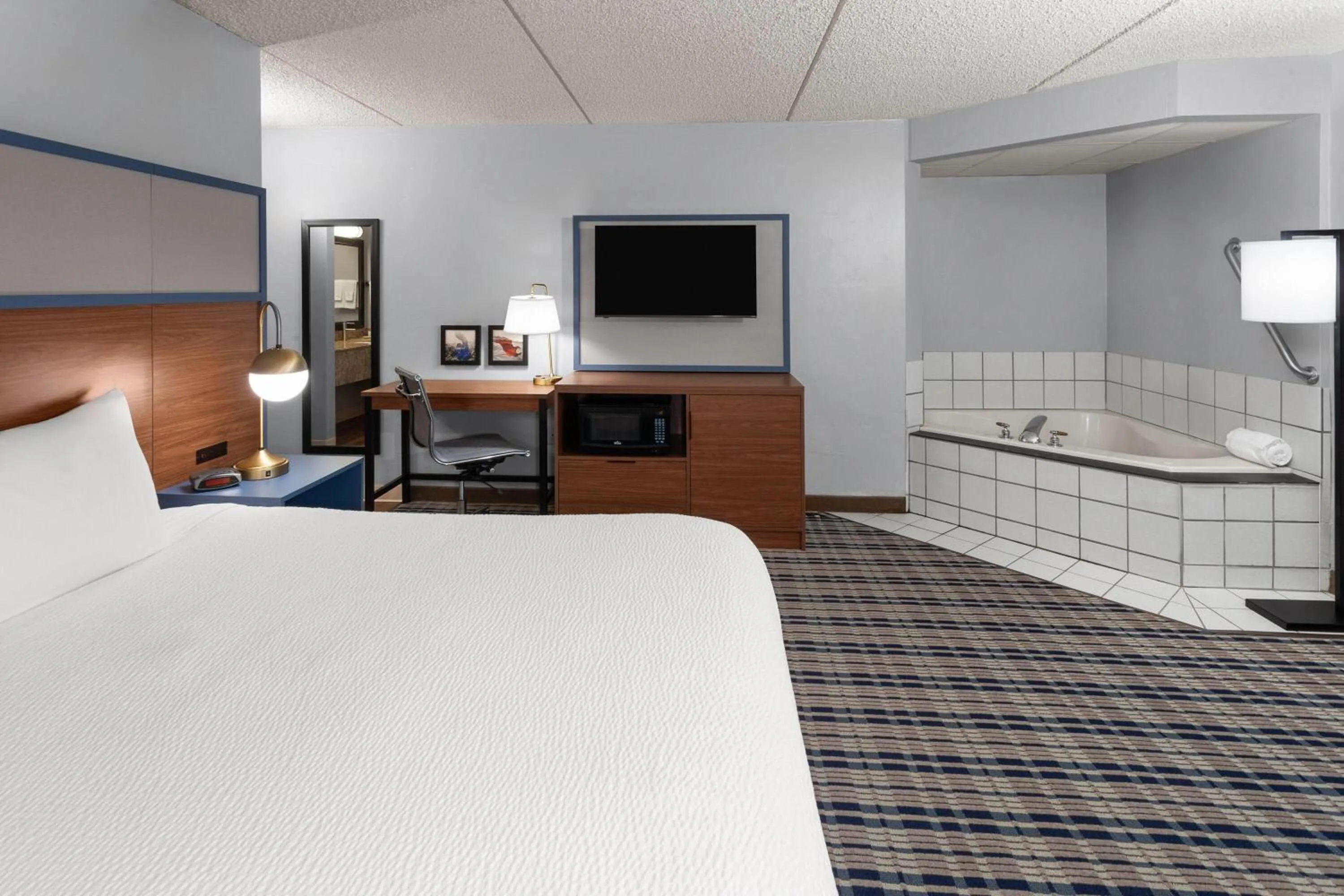 Bath, Bed in AmericInn by Wyndham Green Bay West