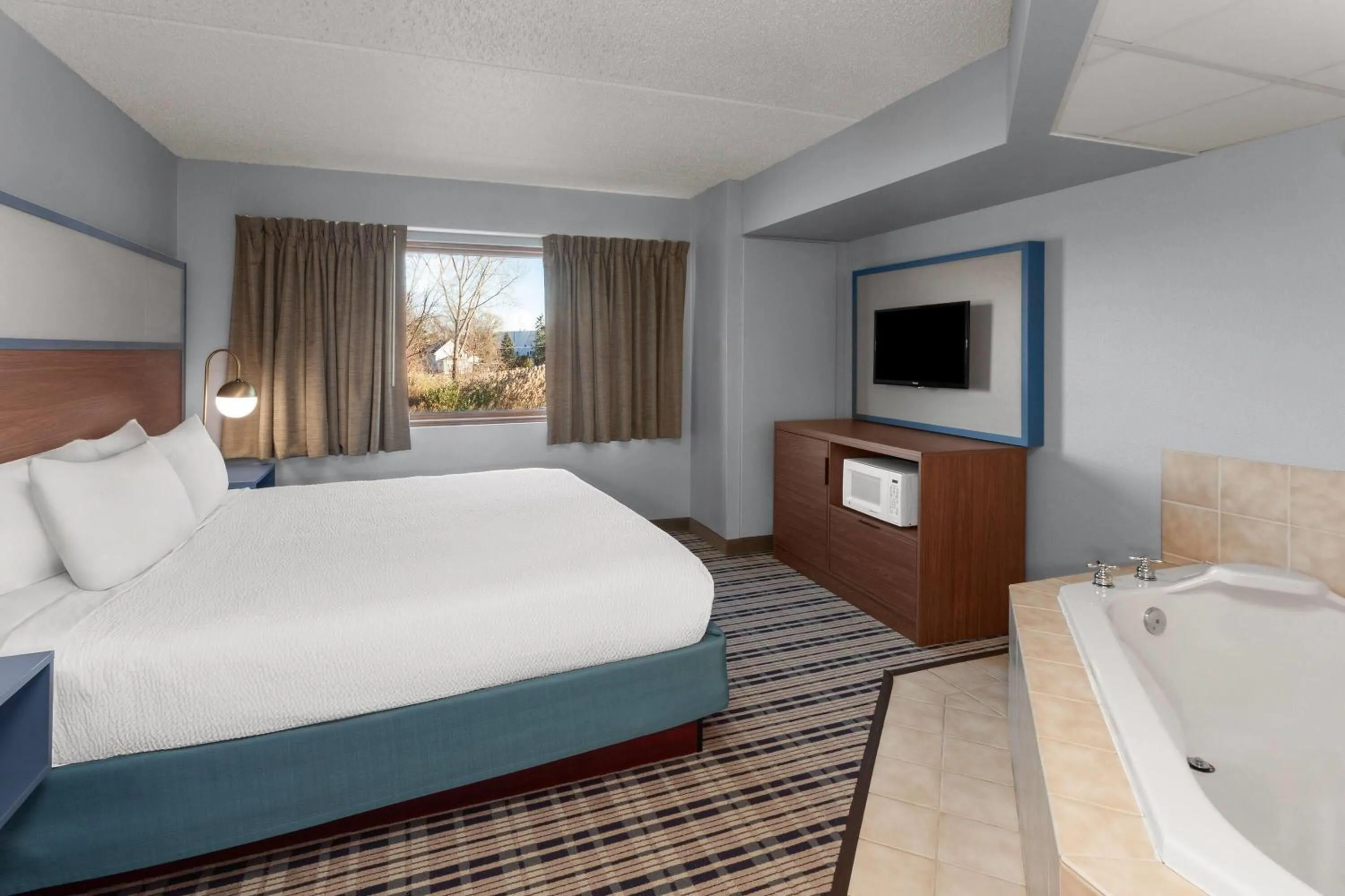 Bath, Bed in AmericInn by Wyndham Green Bay West