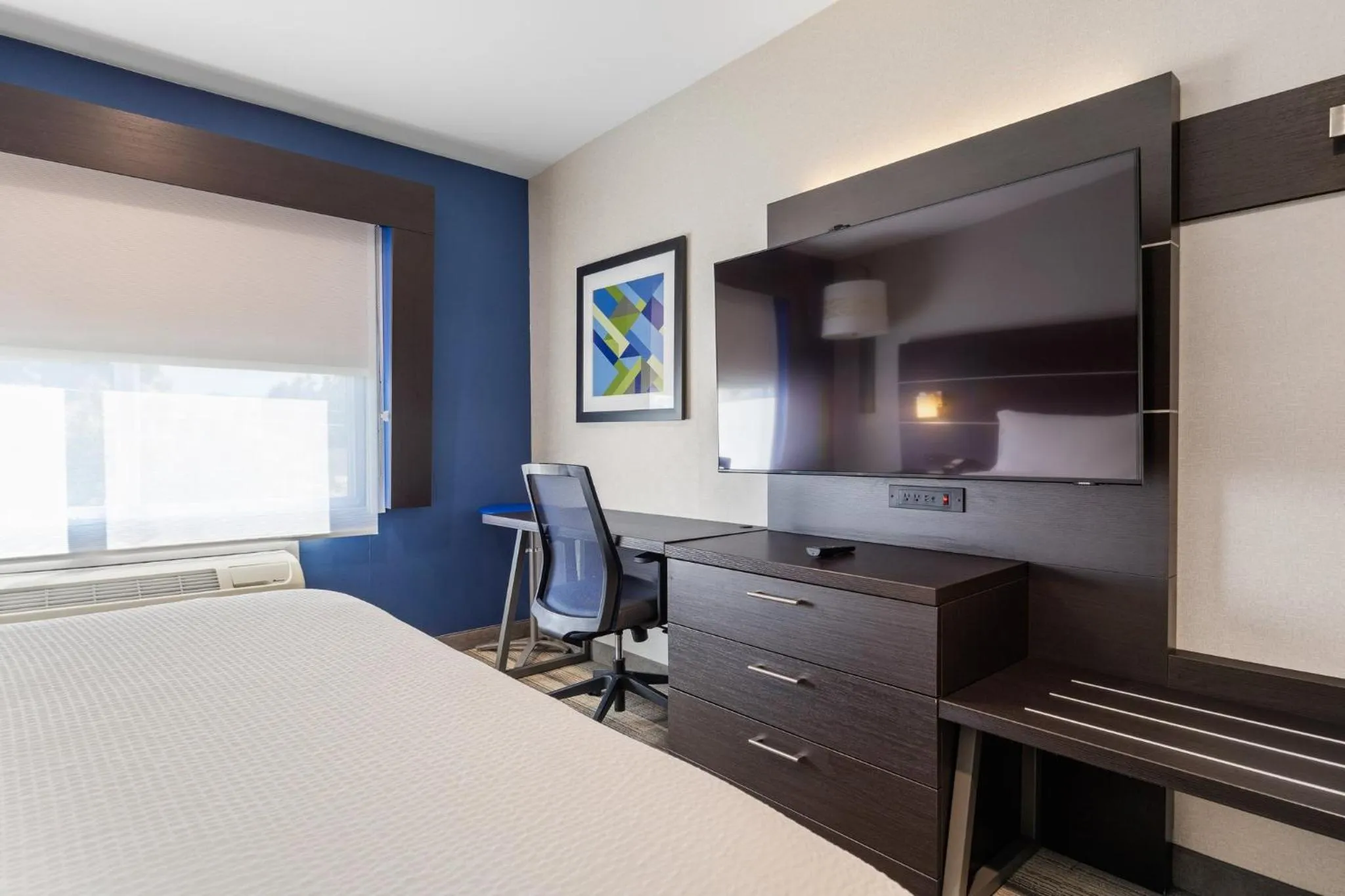 Photo of the whole room, Bed in Holiday Inn Express - Sunnyvale - Silicon Valley by IHG