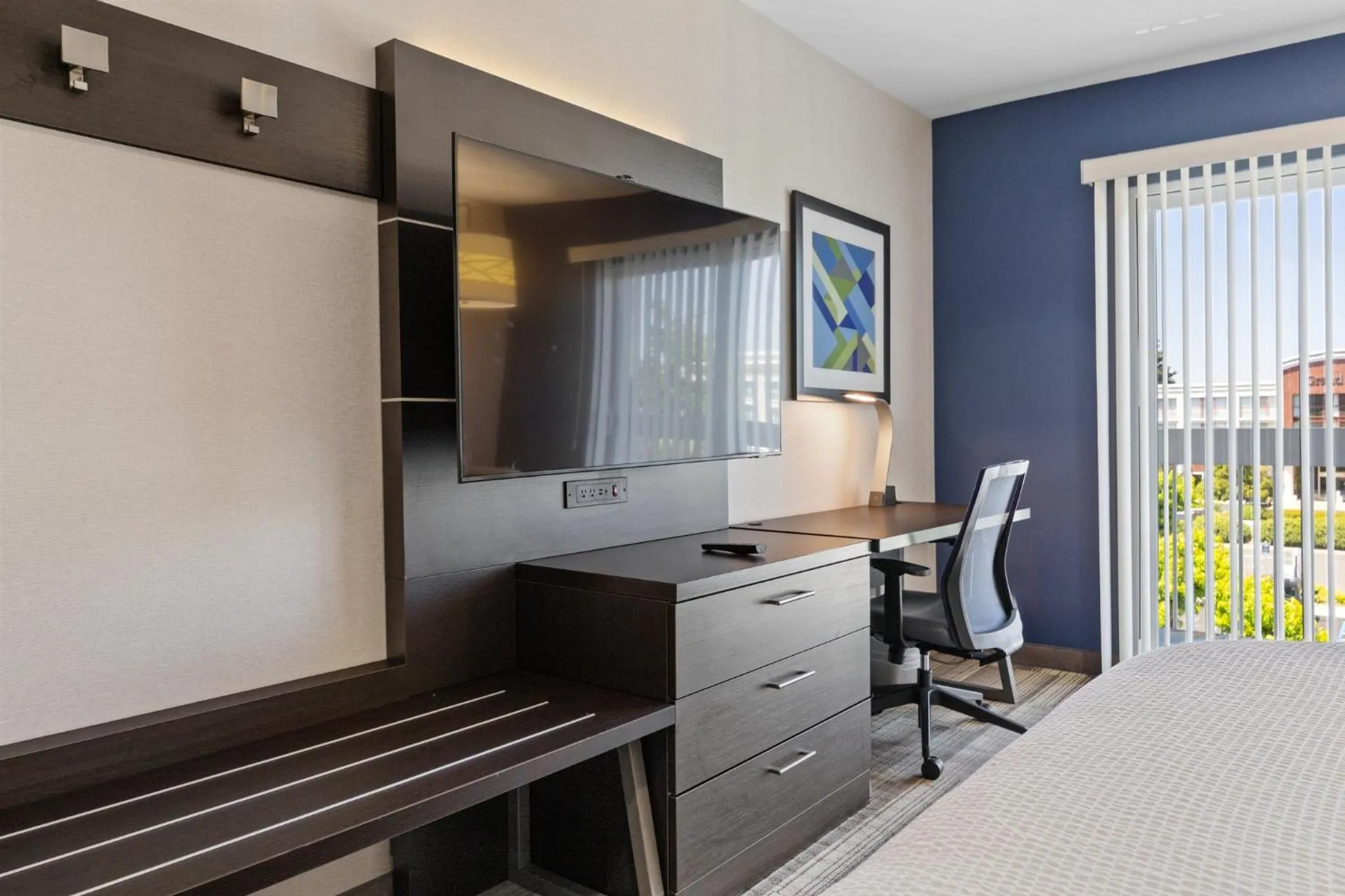 Photo of the whole room in Holiday Inn Express - Sunnyvale - Silicon Valley by IHG