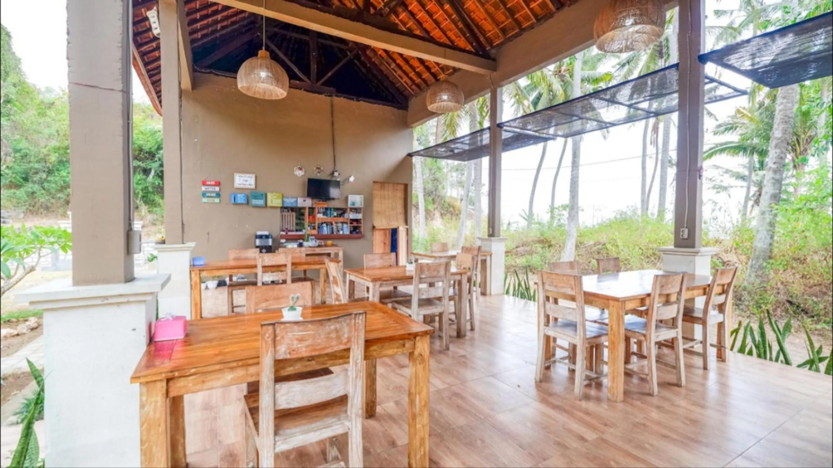 Restaurant/places to eat in Apit Lawang Villas & Resto