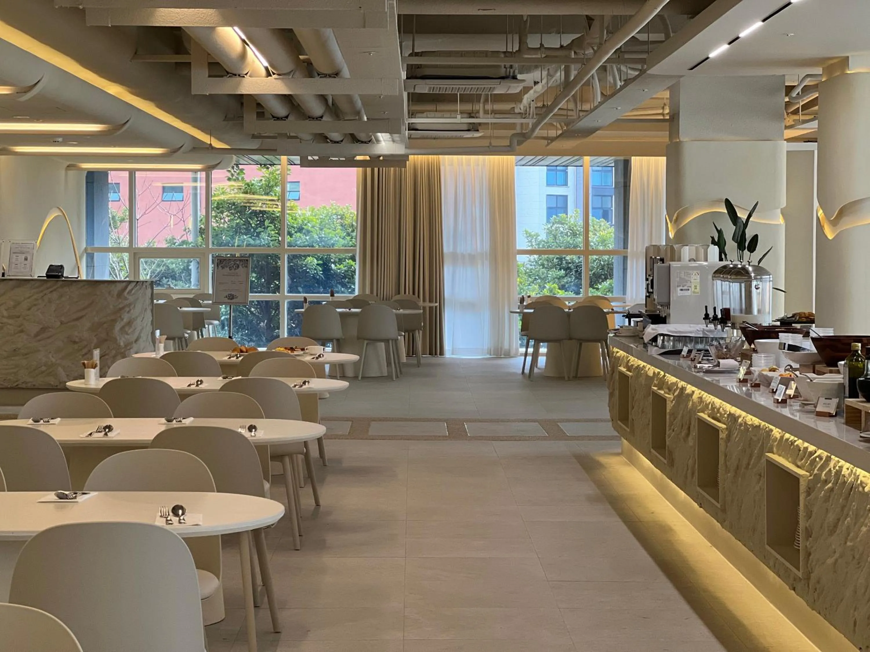 Restaurant/places to eat in The First70 Hotel