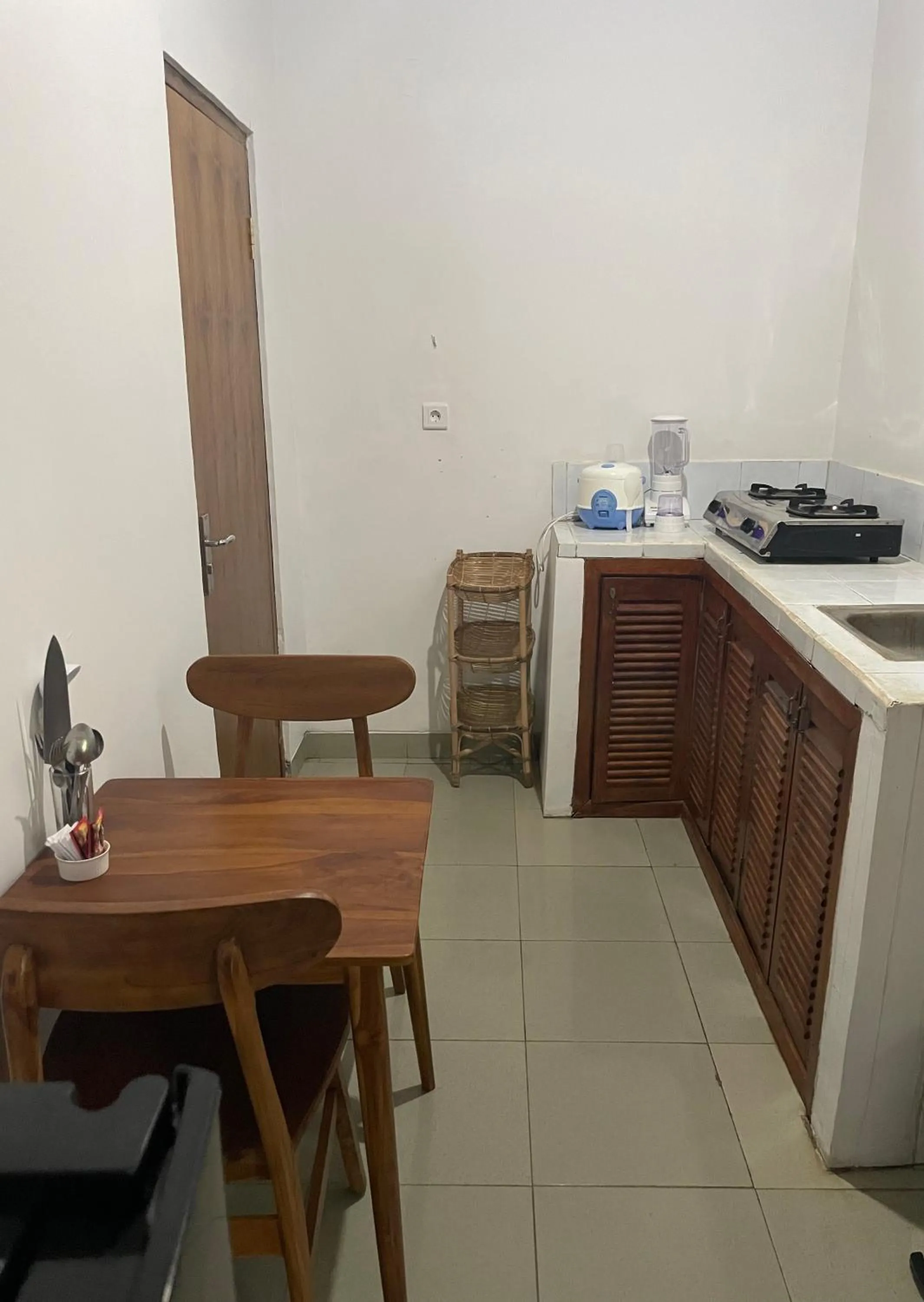 Kitchen or kitchenette in El Homestay Bali