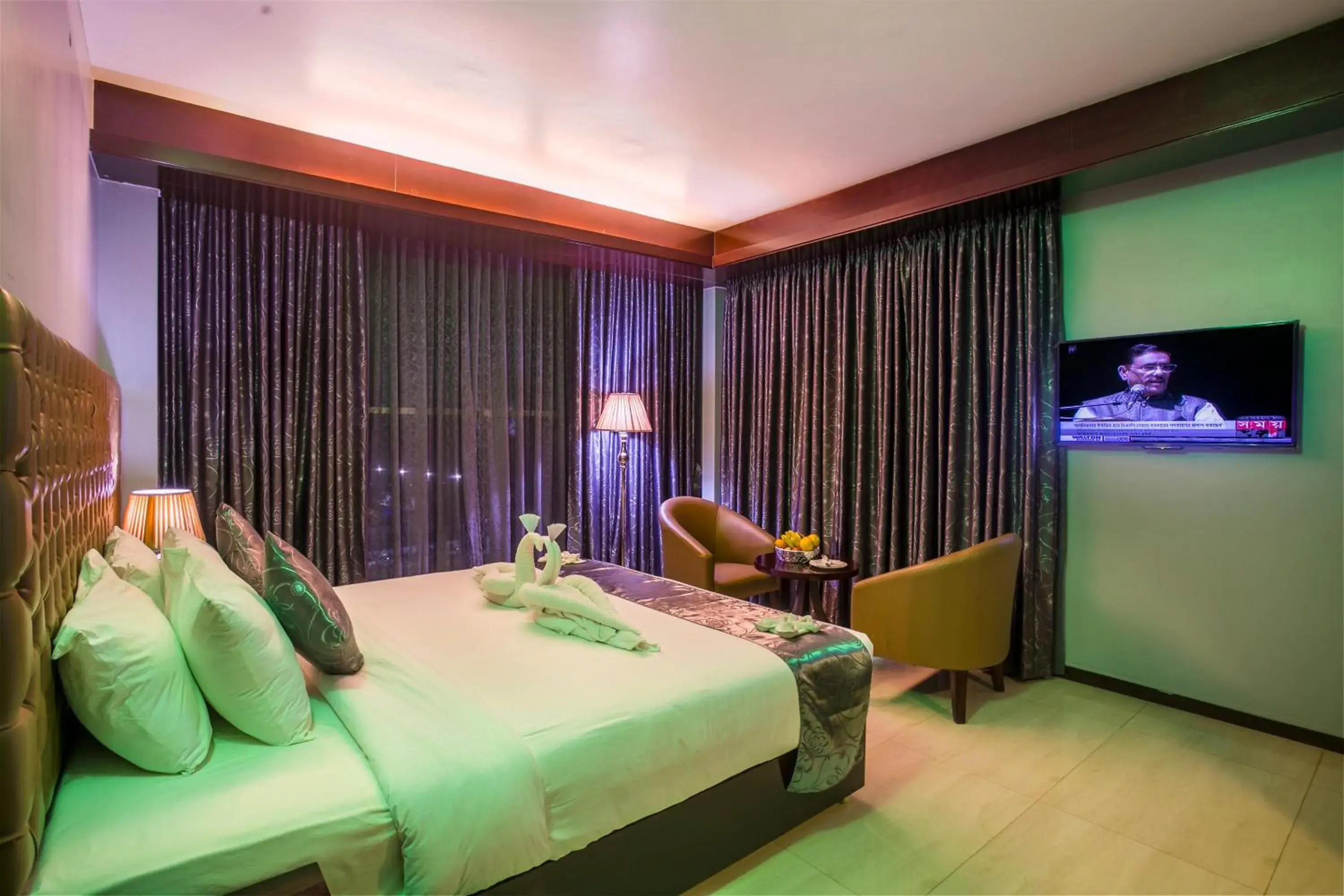 Pool view, Bed in Momo Inn Pool view, Bed in Momo Inn