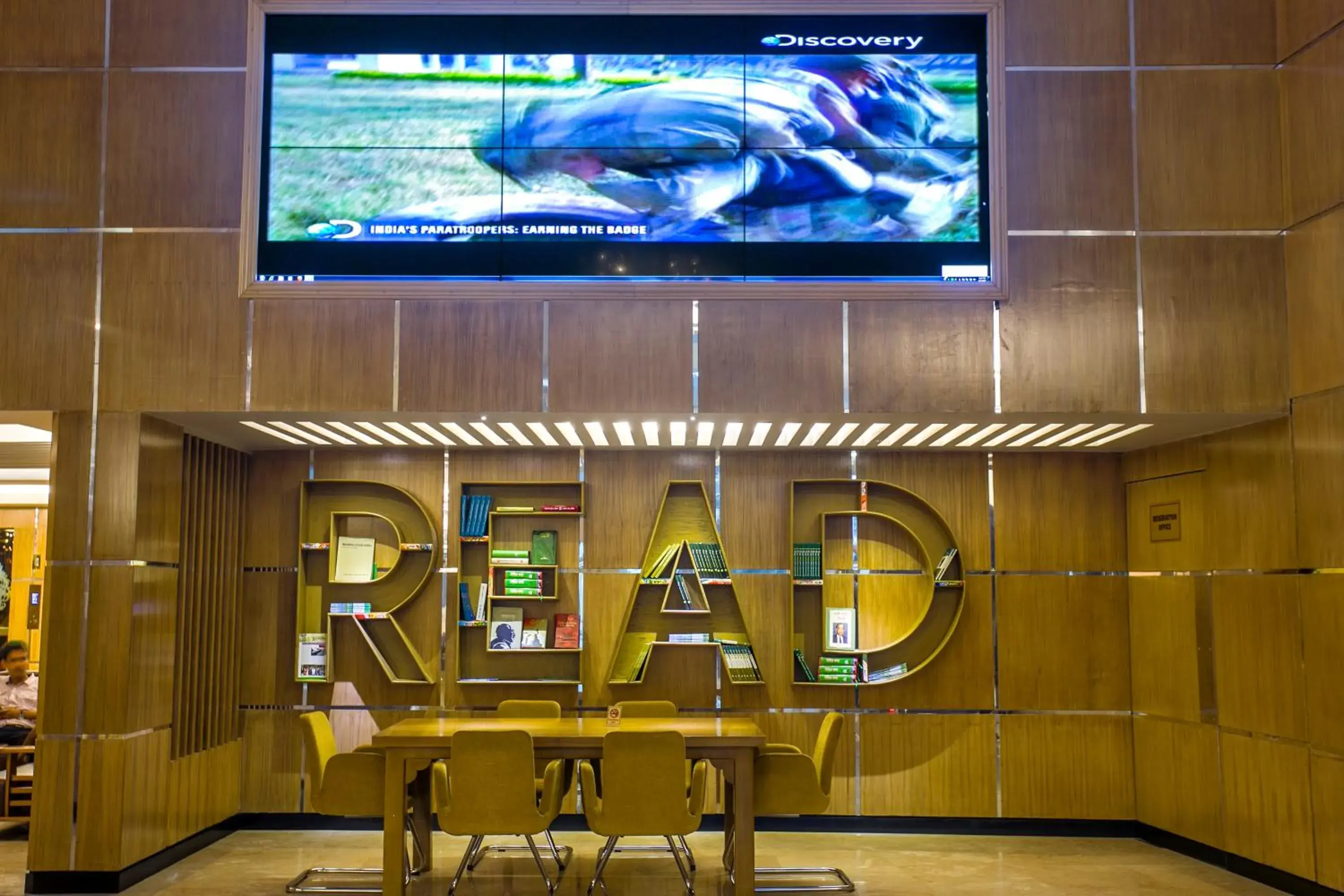 Library in Momo Inn Library in Momo Inn
