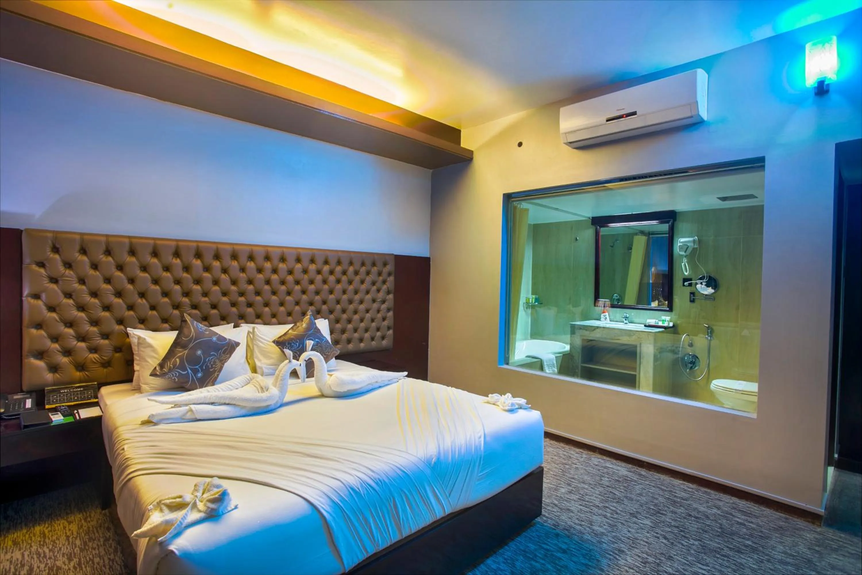 Pool view, Bed in Momo Inn