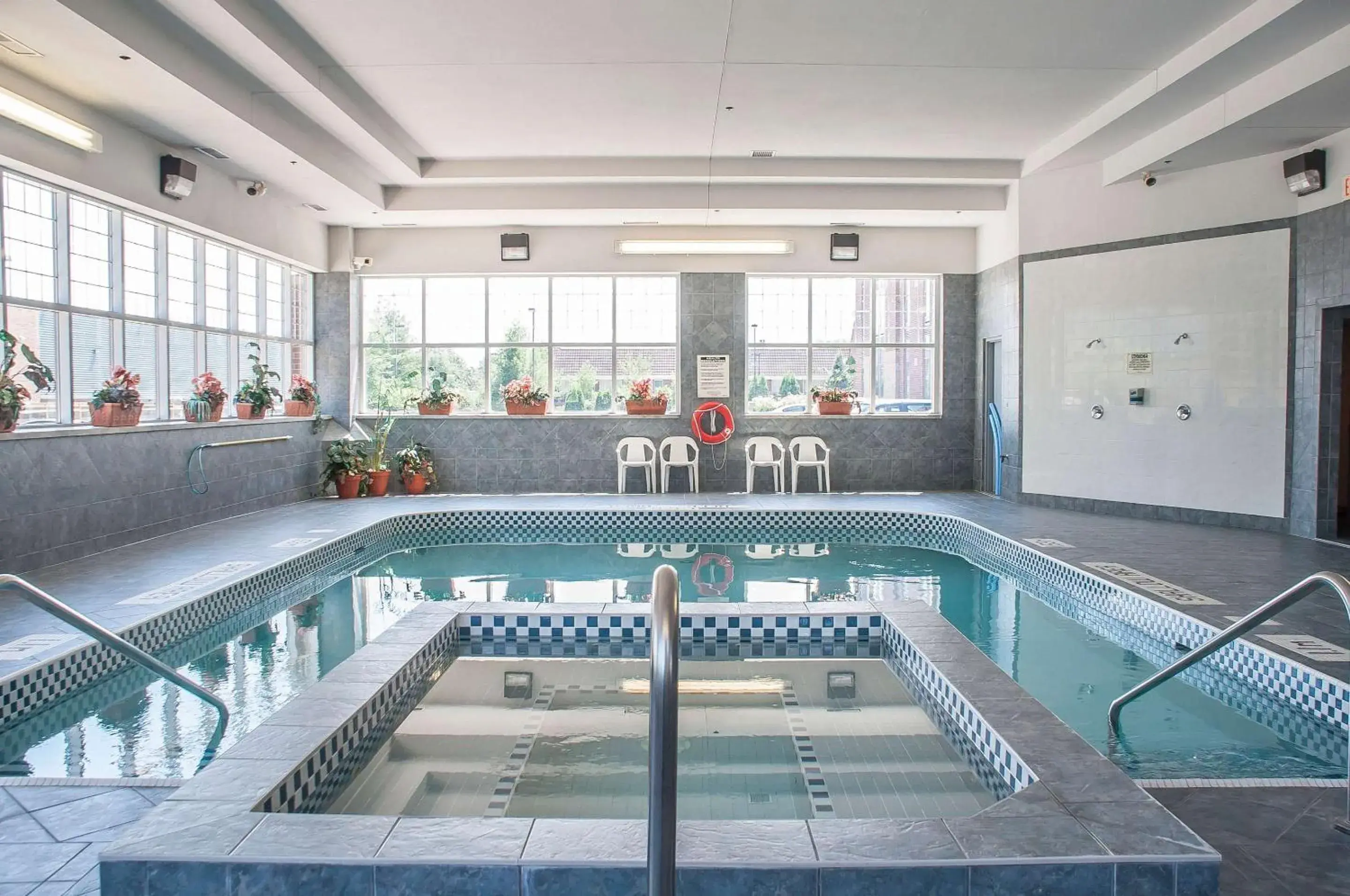 Swimming pool in Comfort Inn Lundy's Lane Swimming pool in Comfort Inn Lundy's Lane