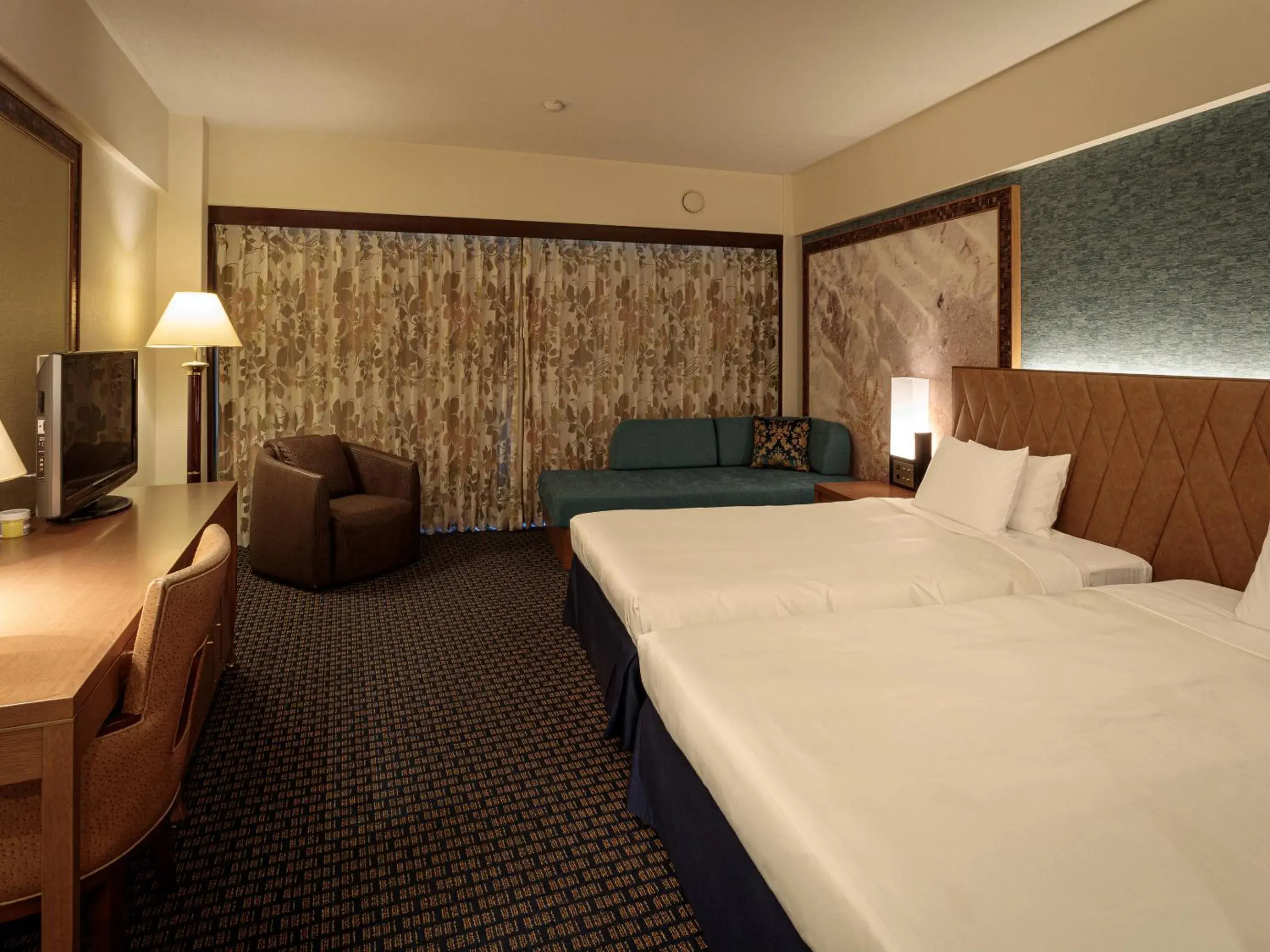 Bed in Okinawa Kariyushi Beach Resort Ocean Spa Bed in Okinawa Kariyushi Beach Resort Ocean Spa