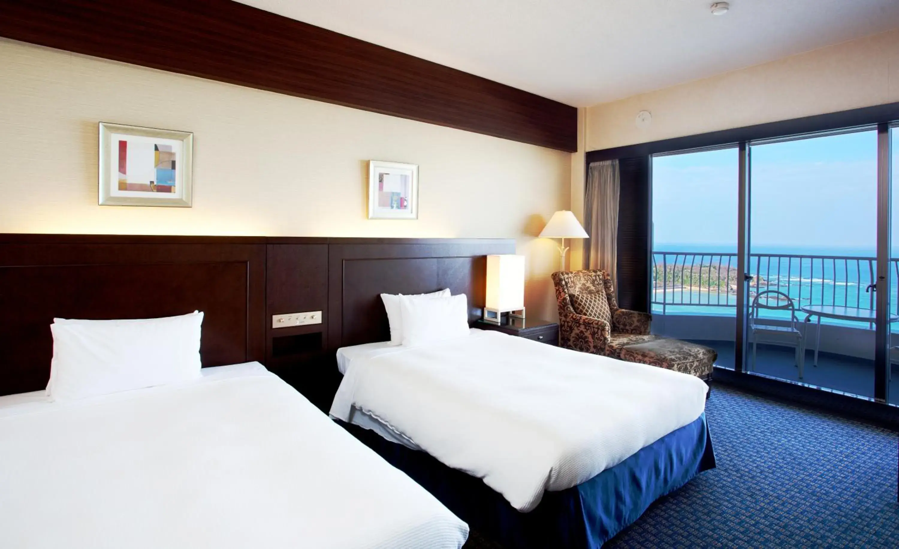 Bed in Okinawa Kariyushi Beach Resort Ocean Spa Bed in Okinawa Kariyushi Beach Resort Ocean Spa