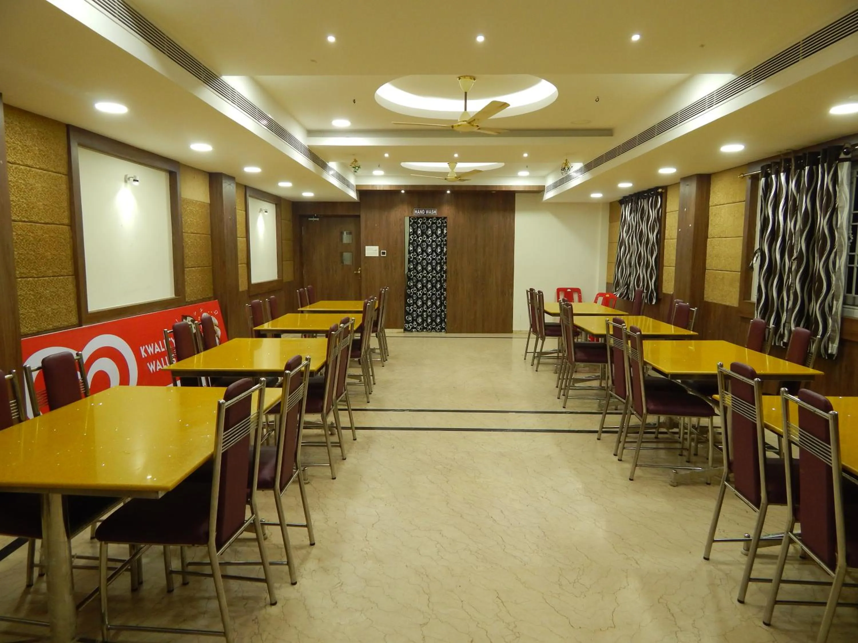 Restaurant/places to eat in Hotel Aadhi