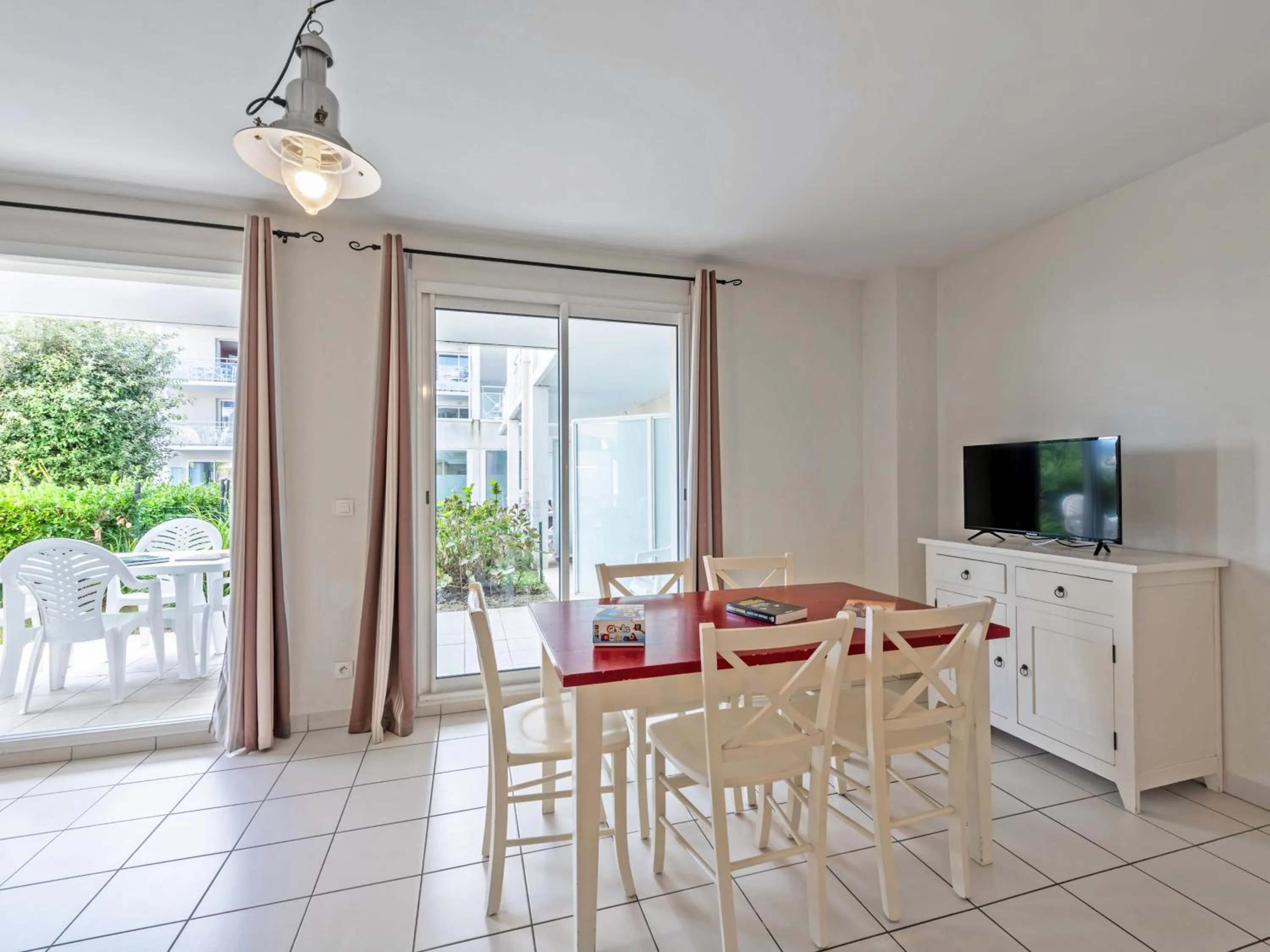 Dining area in Vacancéole - Le Domaine de Bertheaume