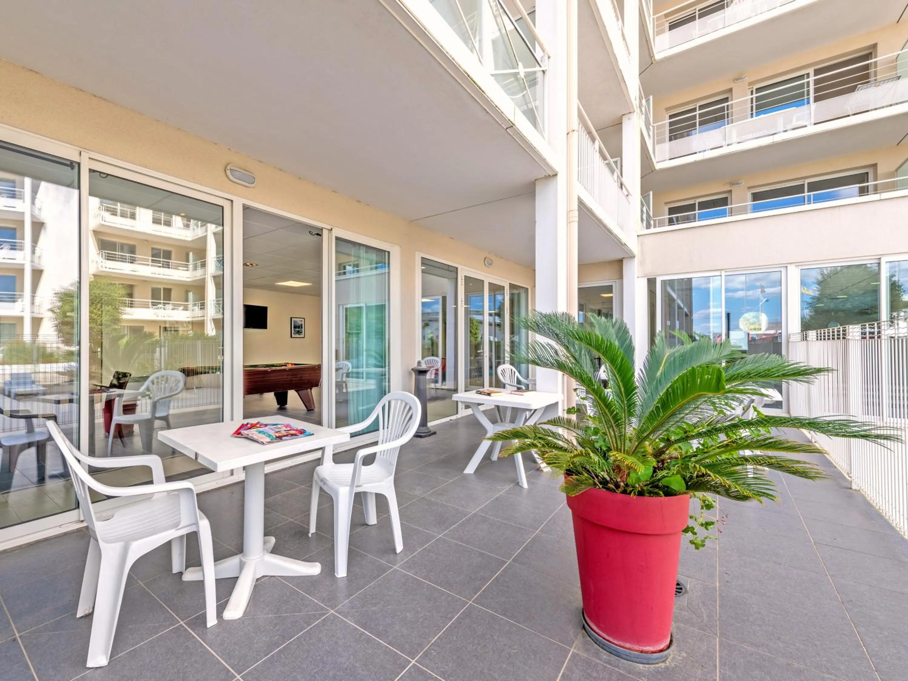Patio in Vacancéole - Le Domaine de Bertheaume