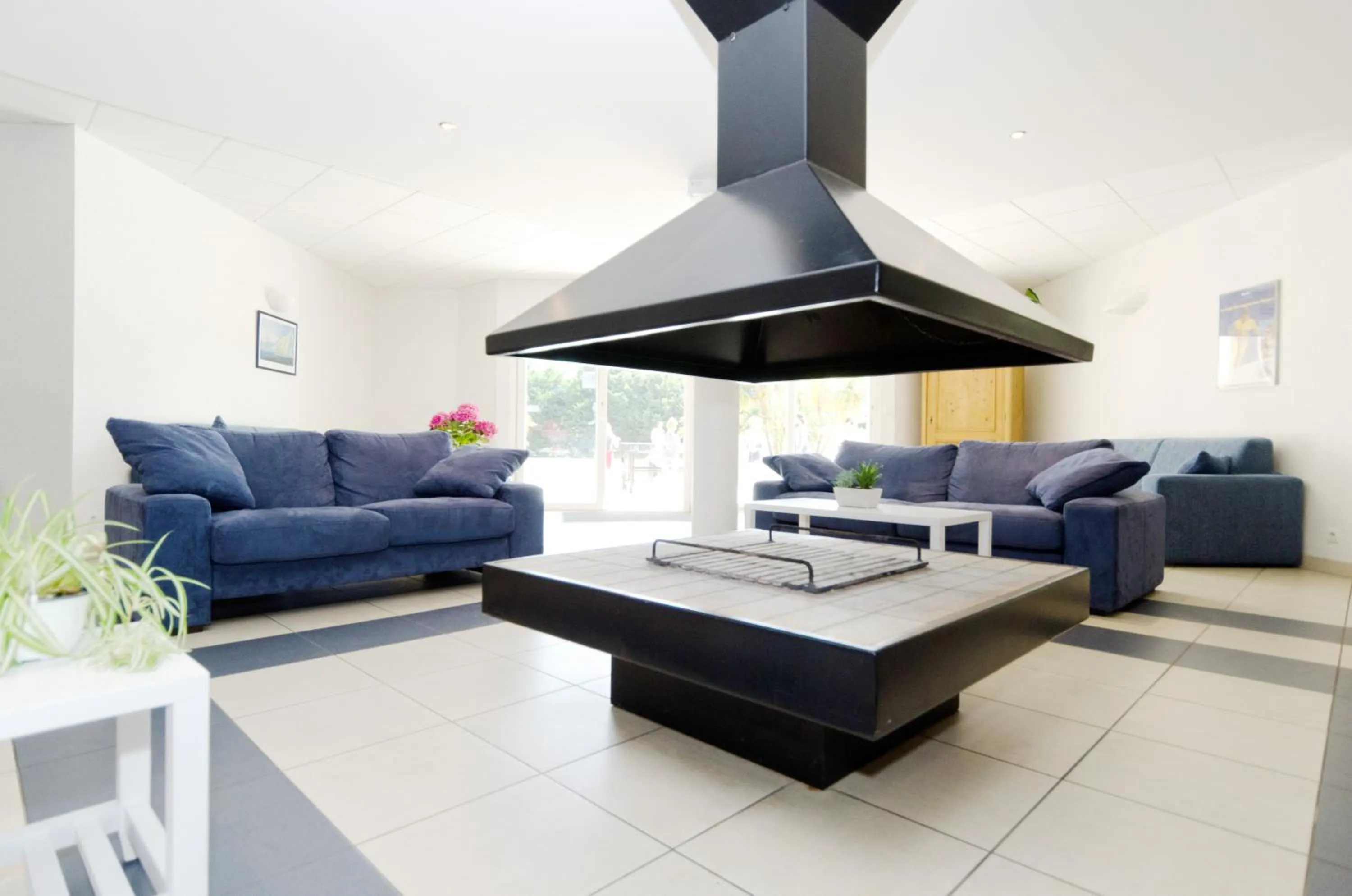 Communal lounge/ TV room in Résidence Néméa Kermael