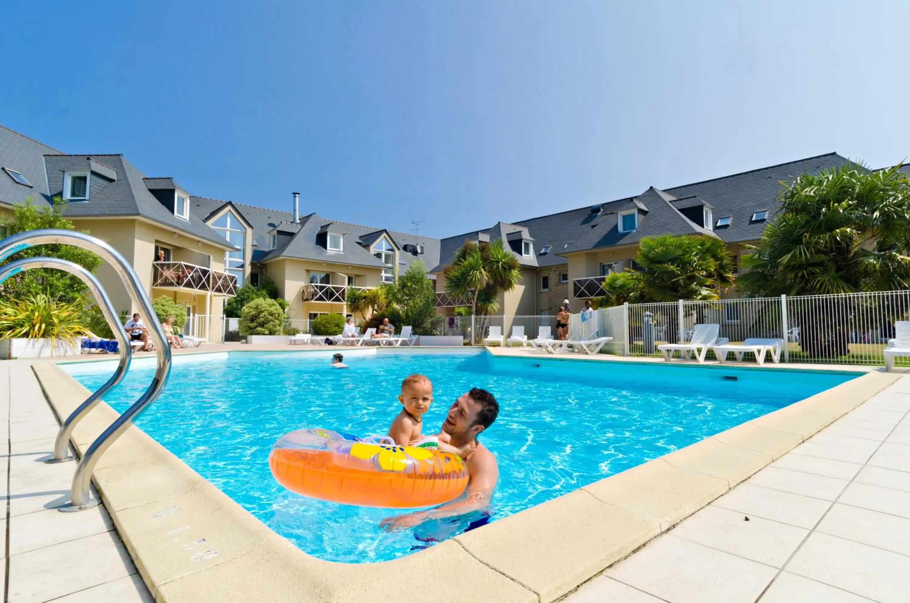 Swimming pool in Résidence Néméa Kermael
