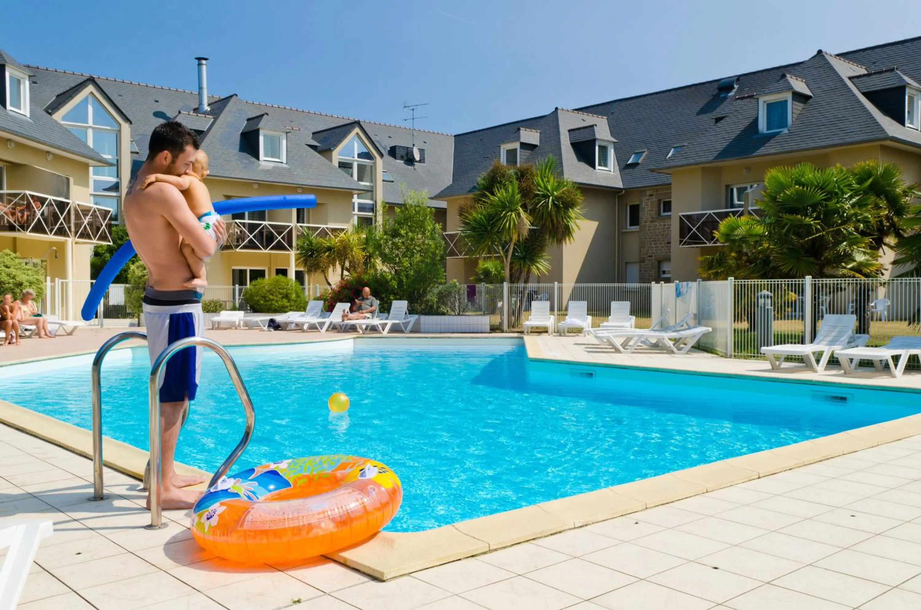 Swimming pool in Résidence Néméa Kermael