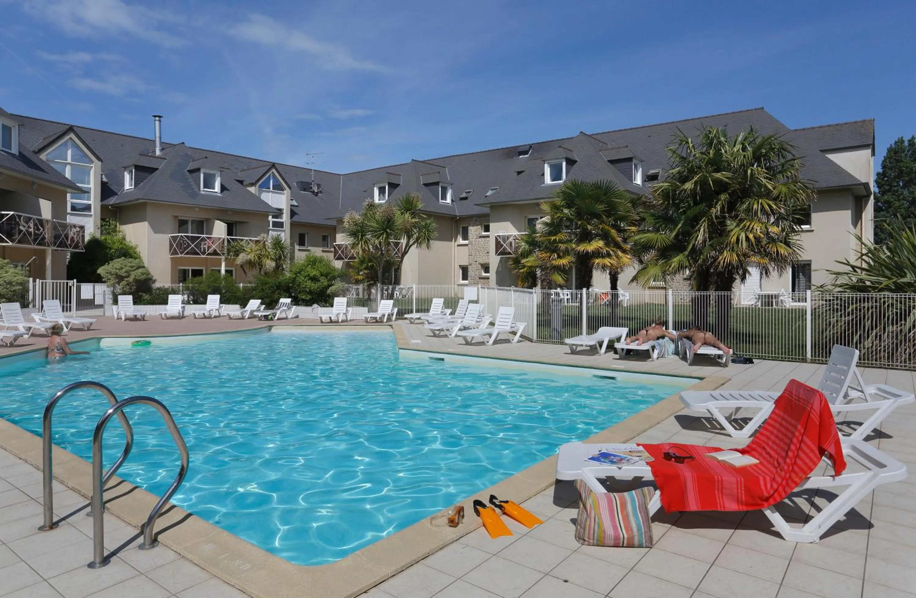 Swimming pool in Résidence Néméa Kermael