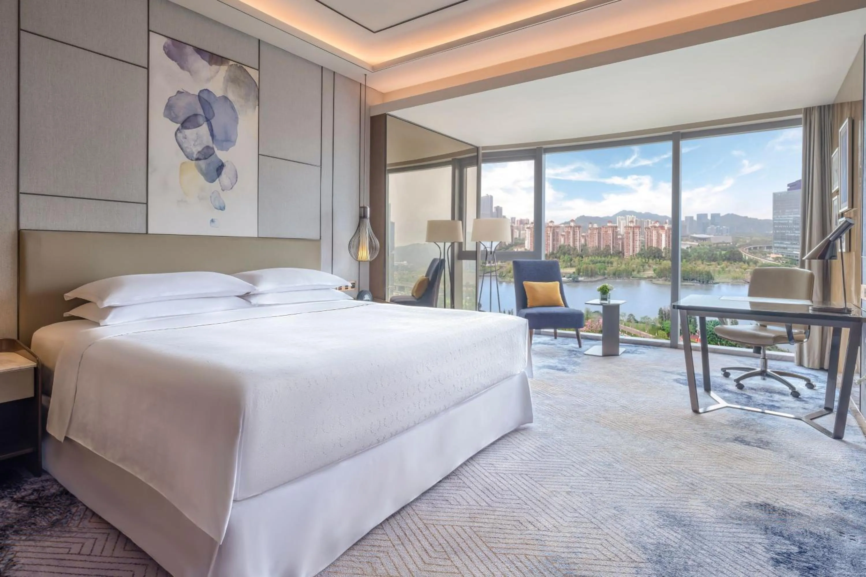 Photo of the whole room, Bed in Sheraton Guangzhou Nansha Hotel