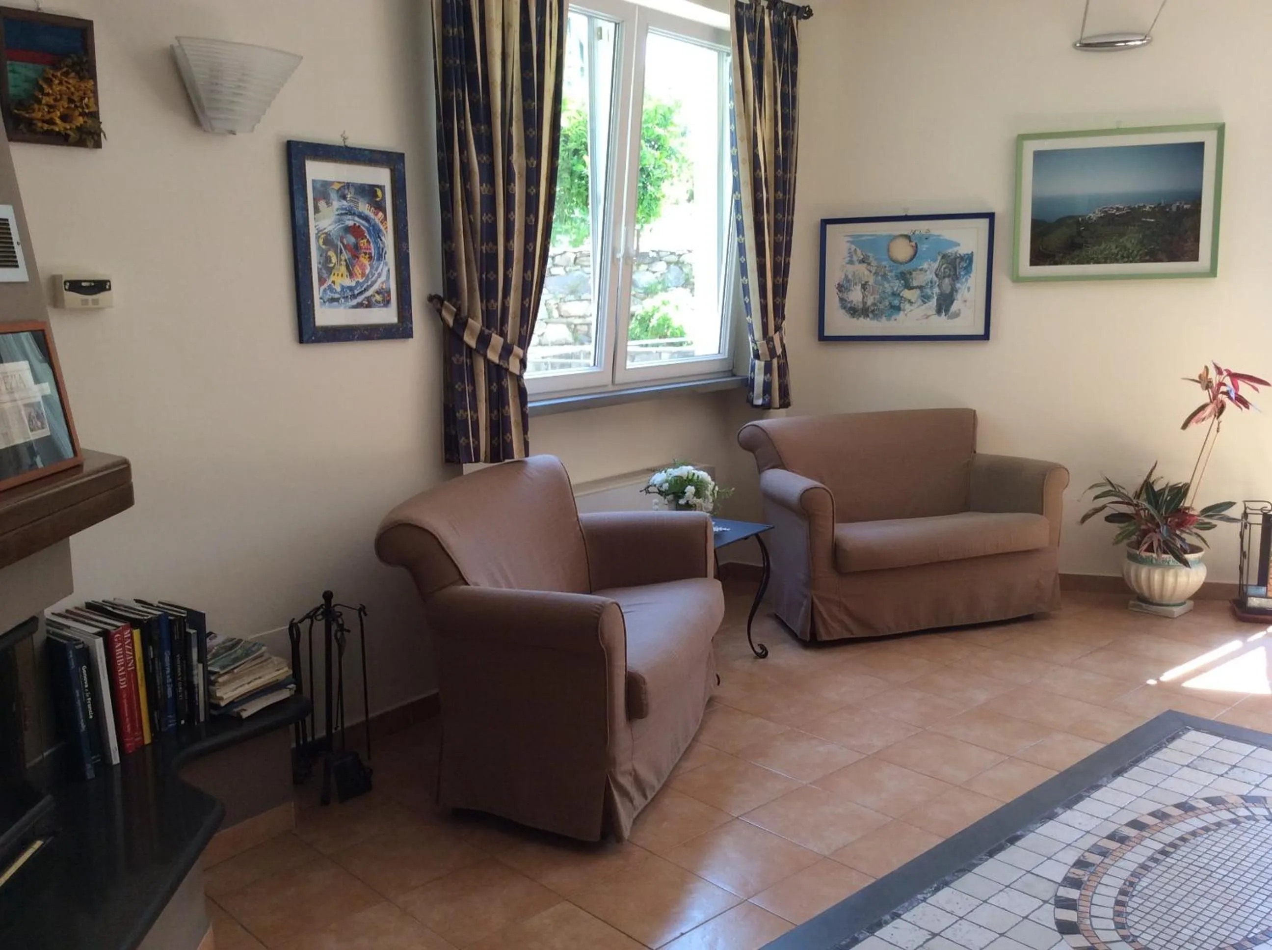 Communal lounge/ TV room in Hotel Il Saraceno