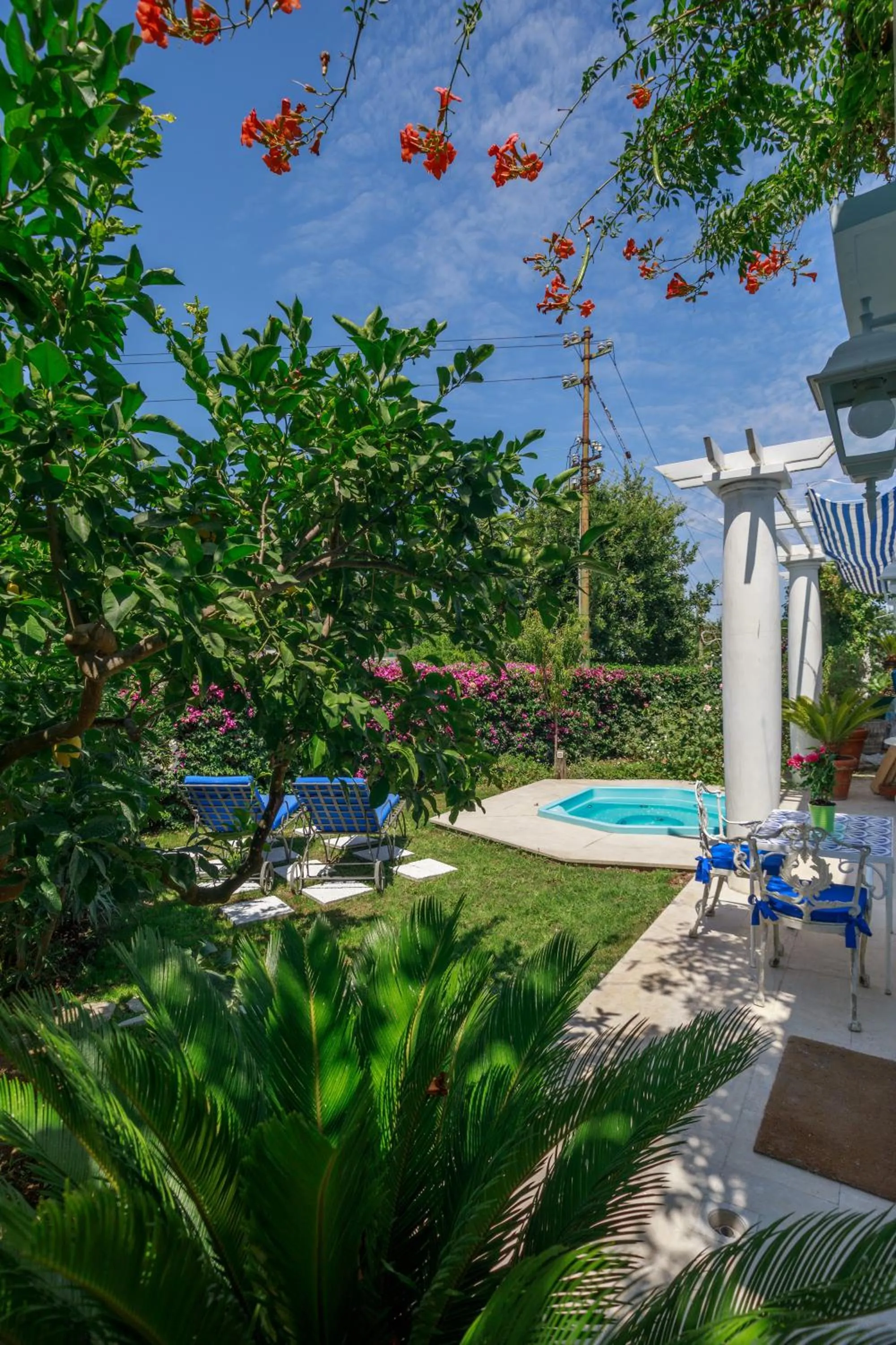 Swimming pool in JUNIORSUITEB&B