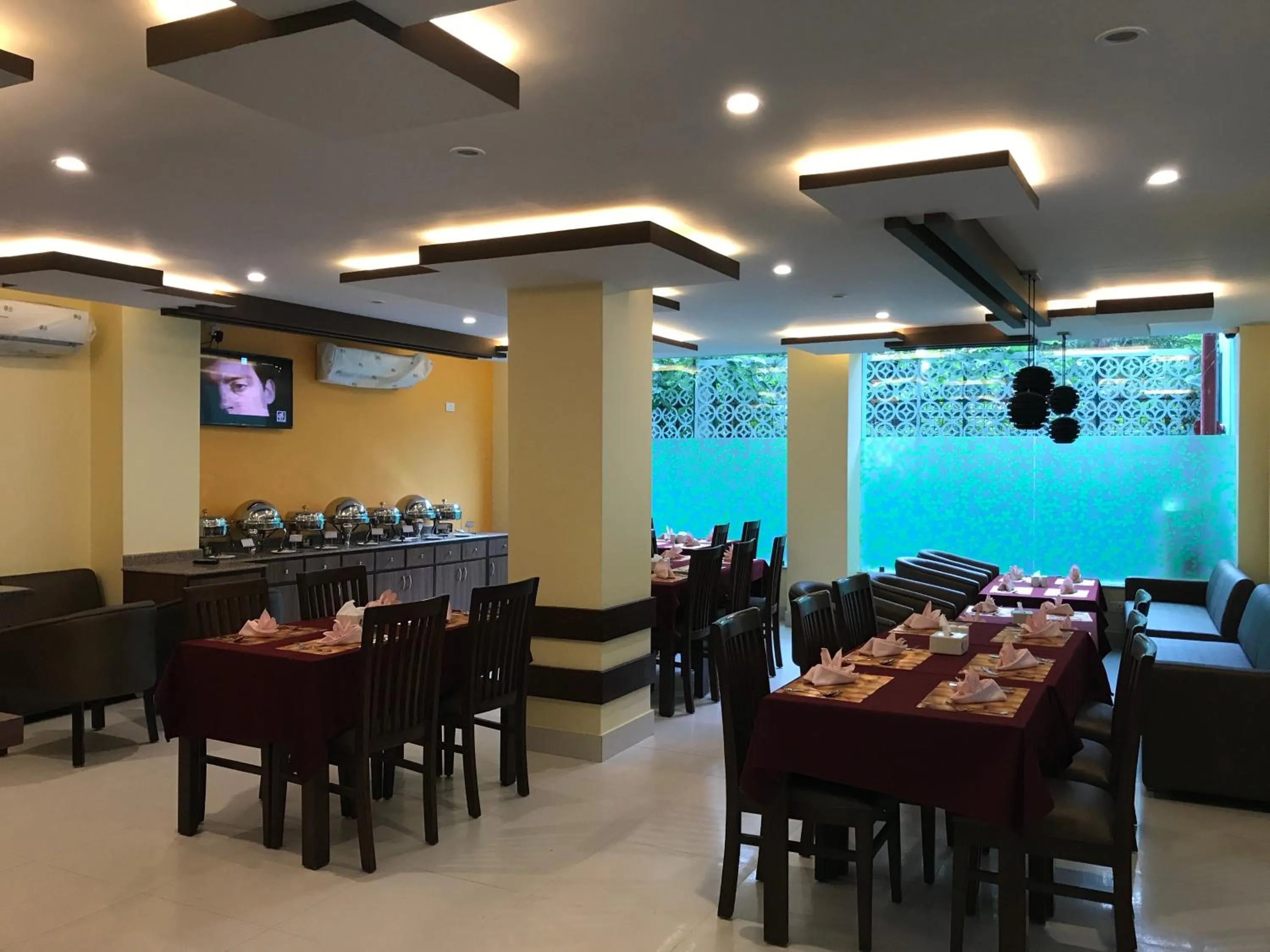 Restaurant/places to eat in Kaveri Inn